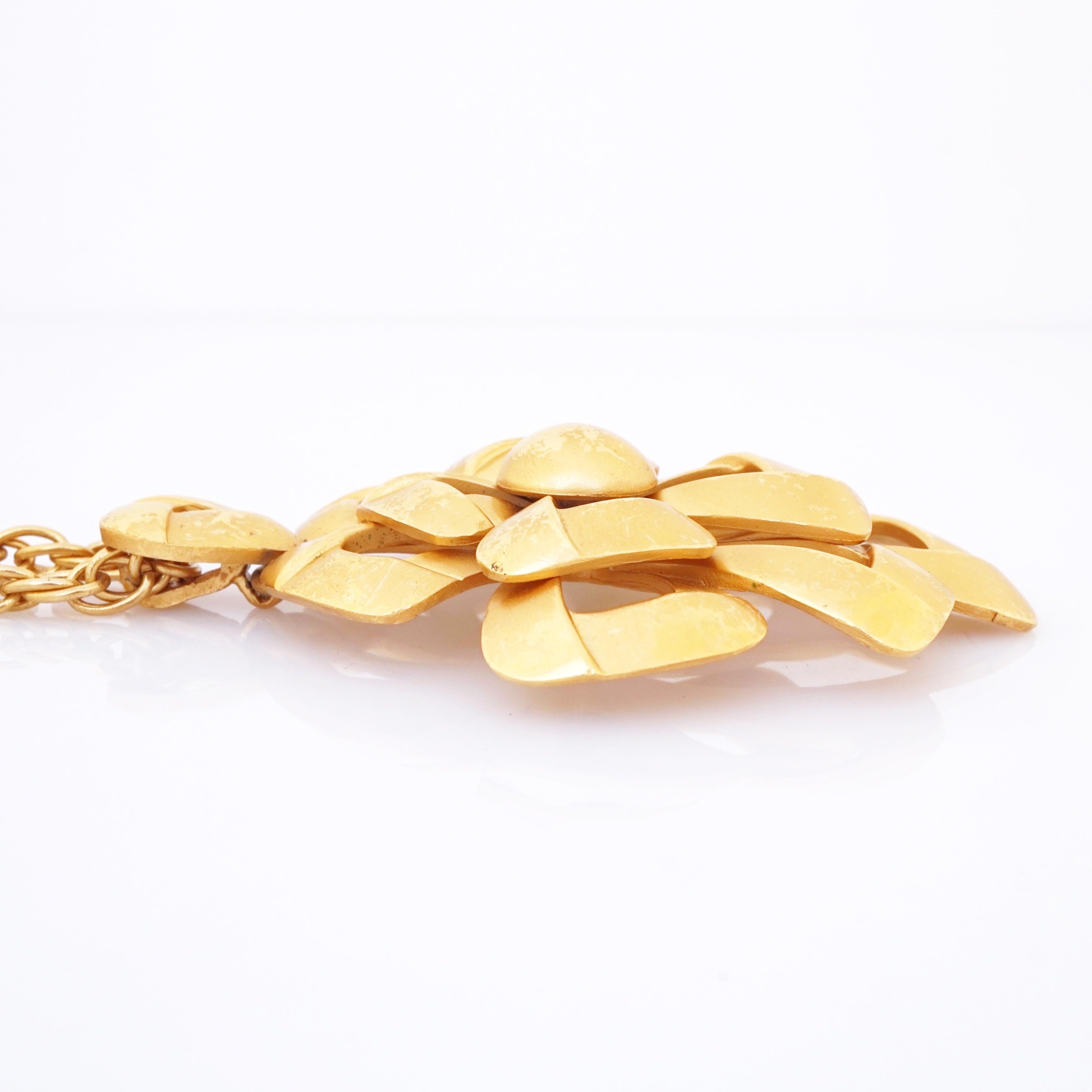 Oversized Satin Gilt Mod Flower Pendant Necklace By Crown Trifari, 1960s In Good Condition For Sale In McKinney, TX
