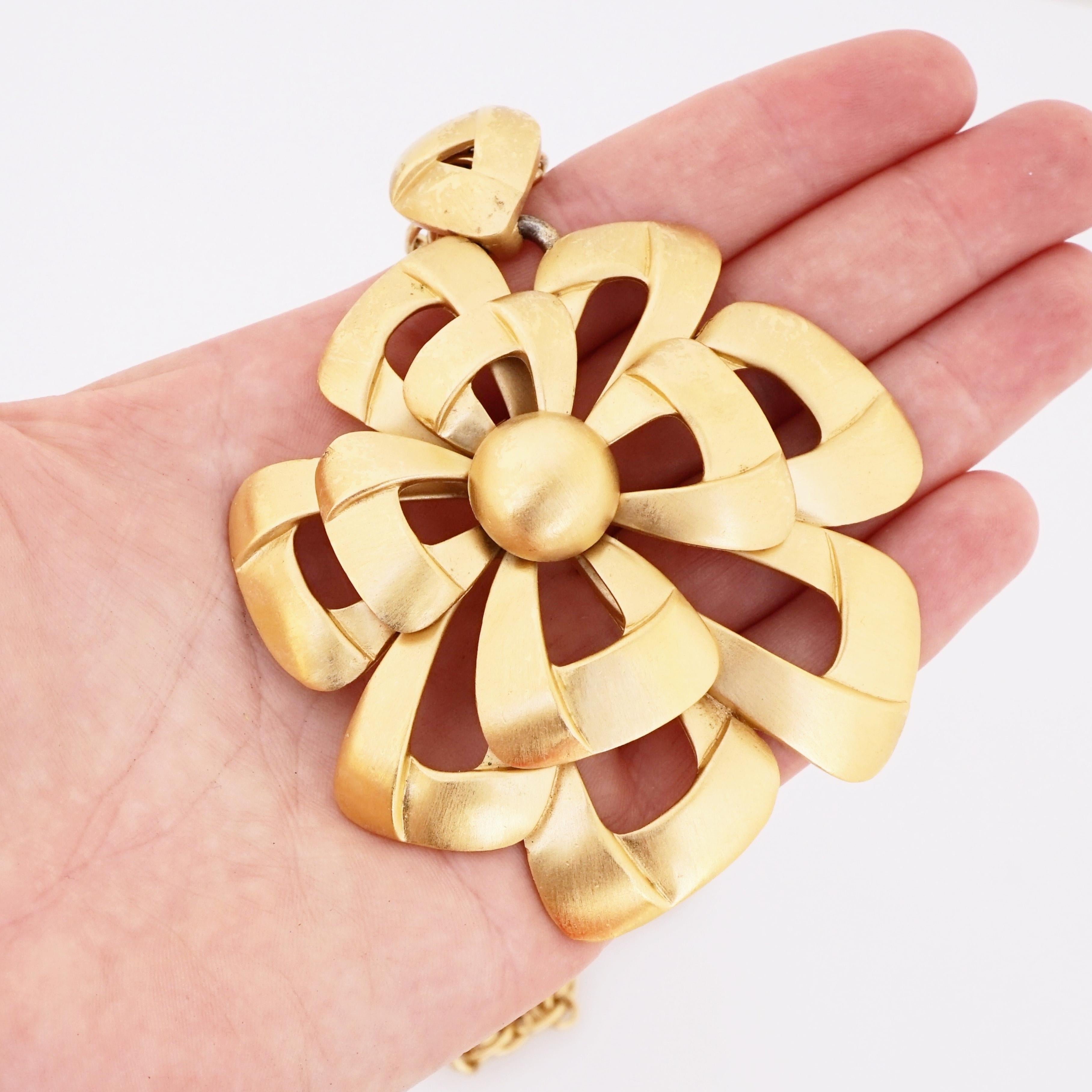 Oversized Satin Gilt Mod Flower Pendant Necklace By Crown Trifari, 1960s For Sale 2