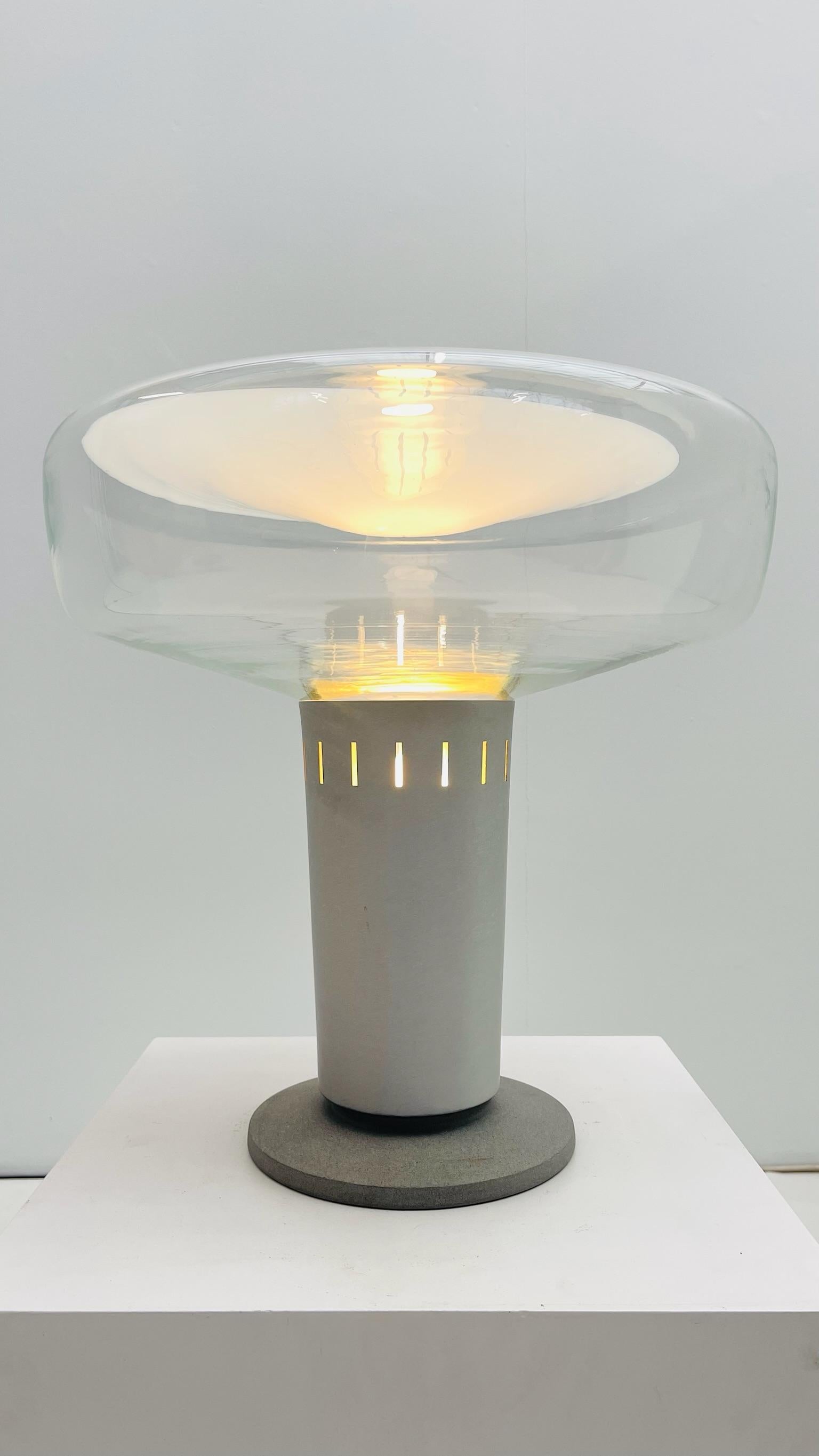 Lámpara de sobremesa de cristal de Murano con pantalla sobredimensionada Moderno de mediados de siglo en venta