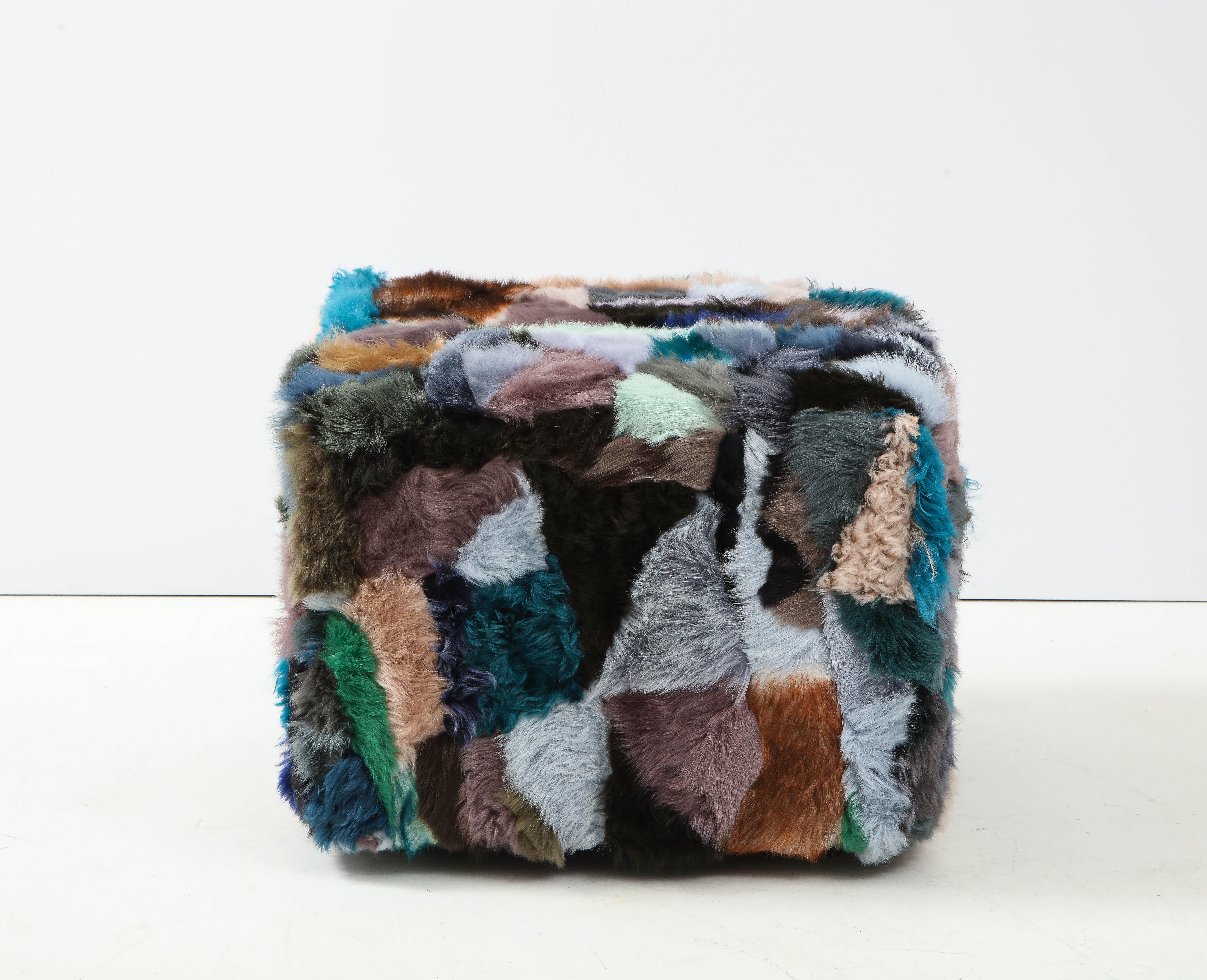 Pouf surdimensionné en peau de mouton patchwork Neuf - En vente à New York, NY