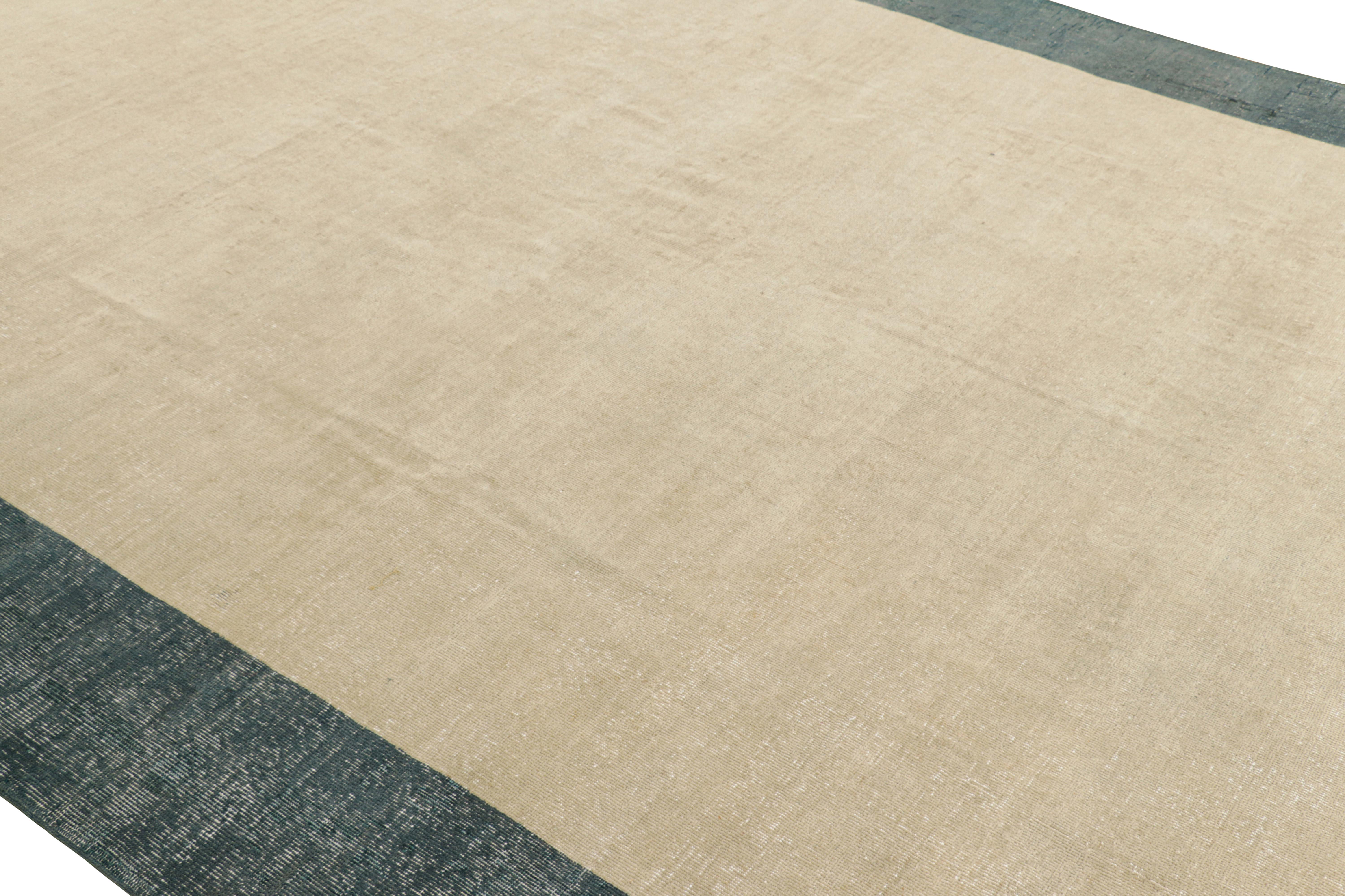Noué à la main en laine, ce tapis vintage surdimensionné 9x19 originaire de Turquie, vers 1950-1960, est une pièce très spéciale - à la fois une pièce de signature et une pièce de plein champ d'une des tailles les plus exceptionnelles que nous ayons