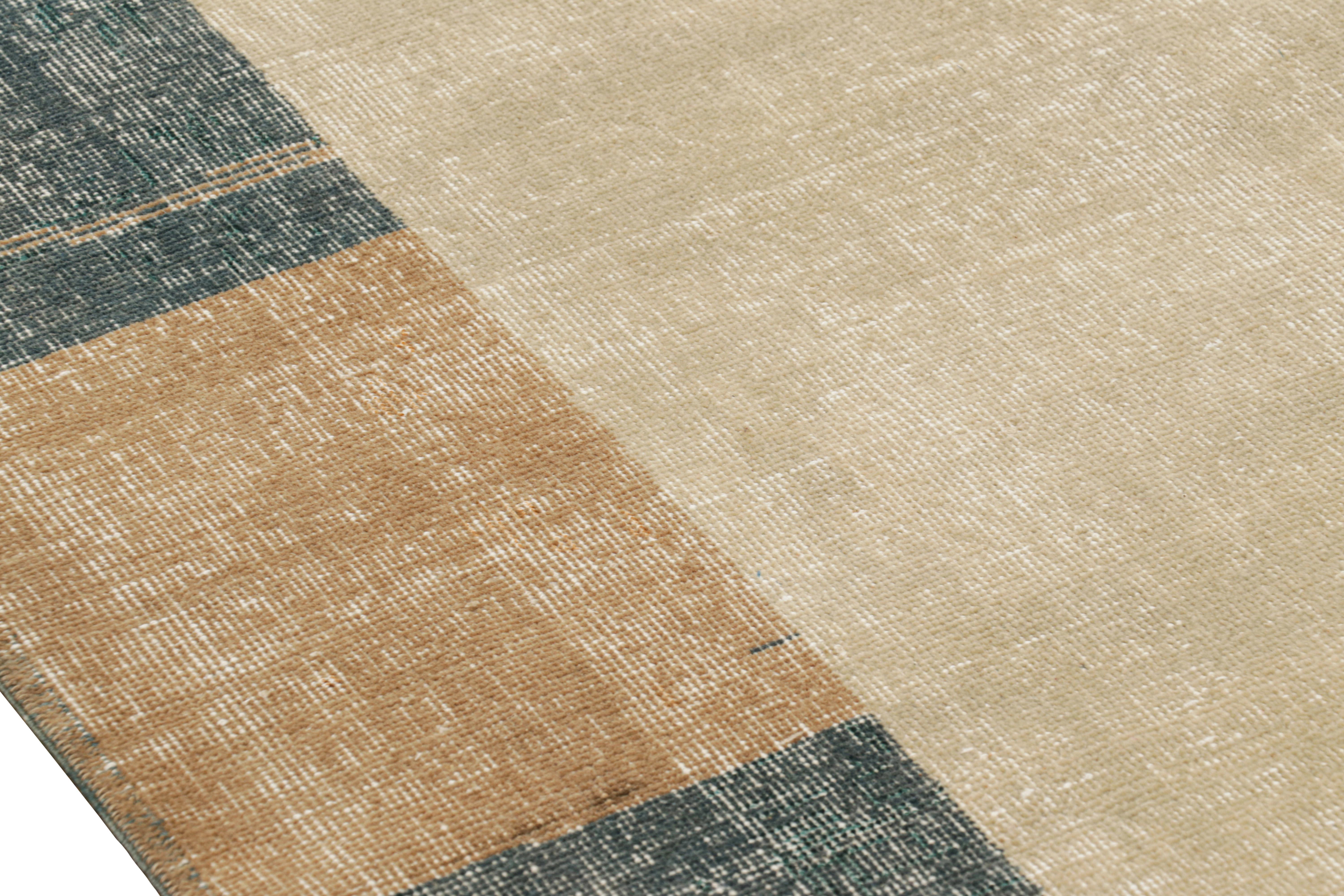 Turc Tapis turc vintage surdimensionné signé en beige avec champ ouvert en vente