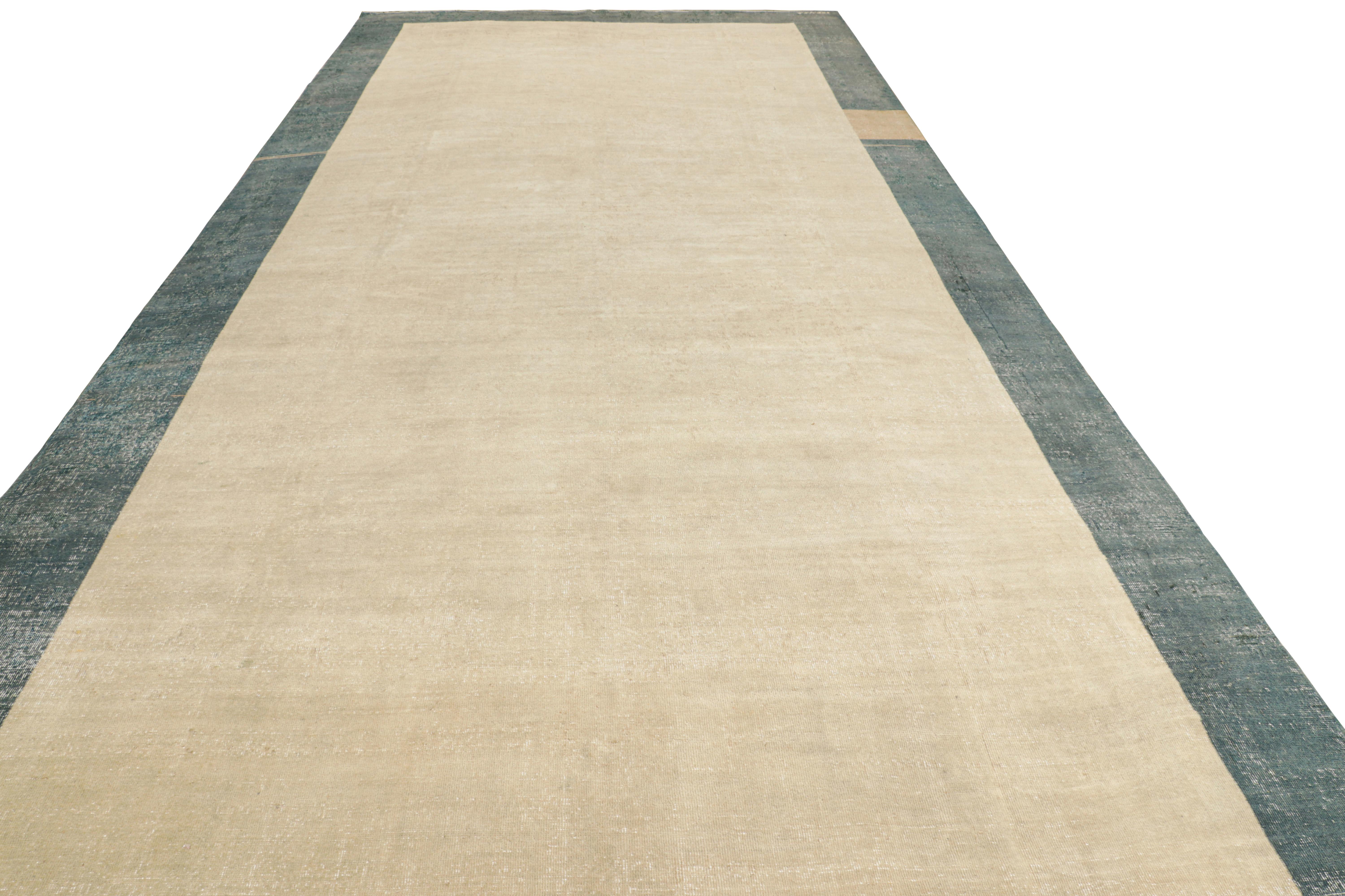 Tapis turc vintage surdimensionné signé en beige avec champ ouvert Bon état - En vente à Long Island City, NY