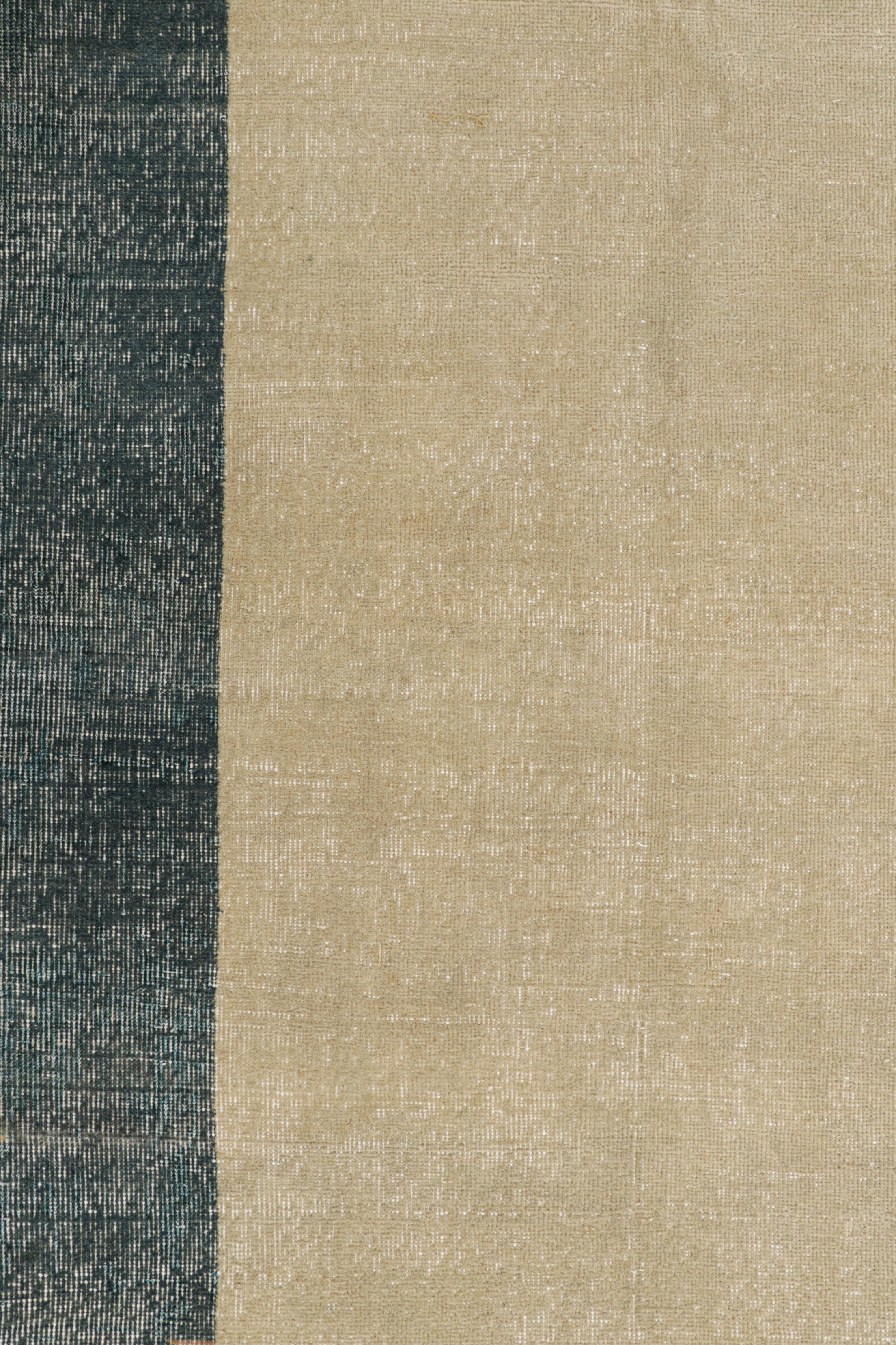 Milieu du XXe siècle Tapis turc vintage surdimensionné signé en beige avec champ ouvert en vente