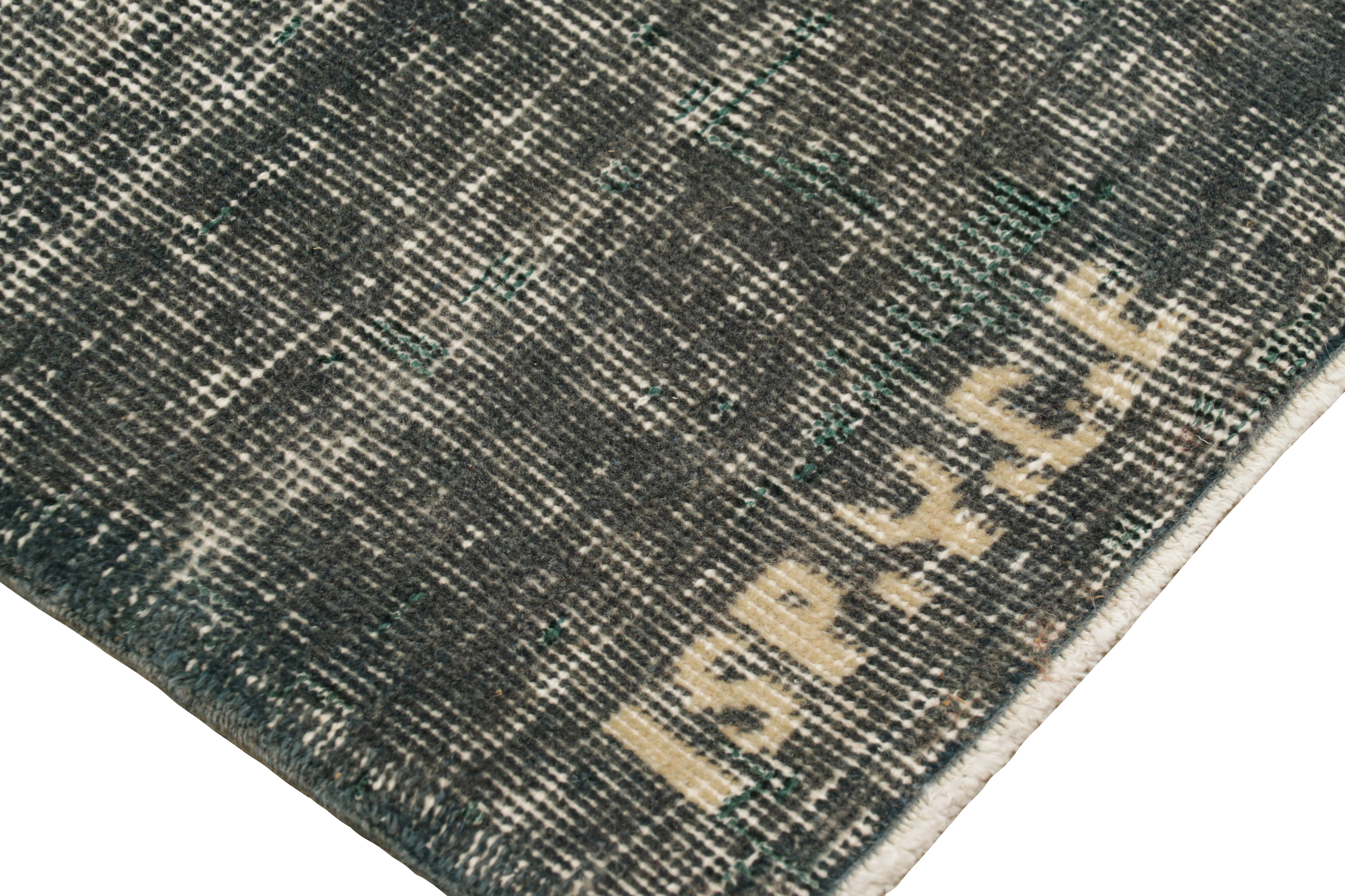 Laine Tapis turc vintage surdimensionné signé en beige avec champ ouvert en vente