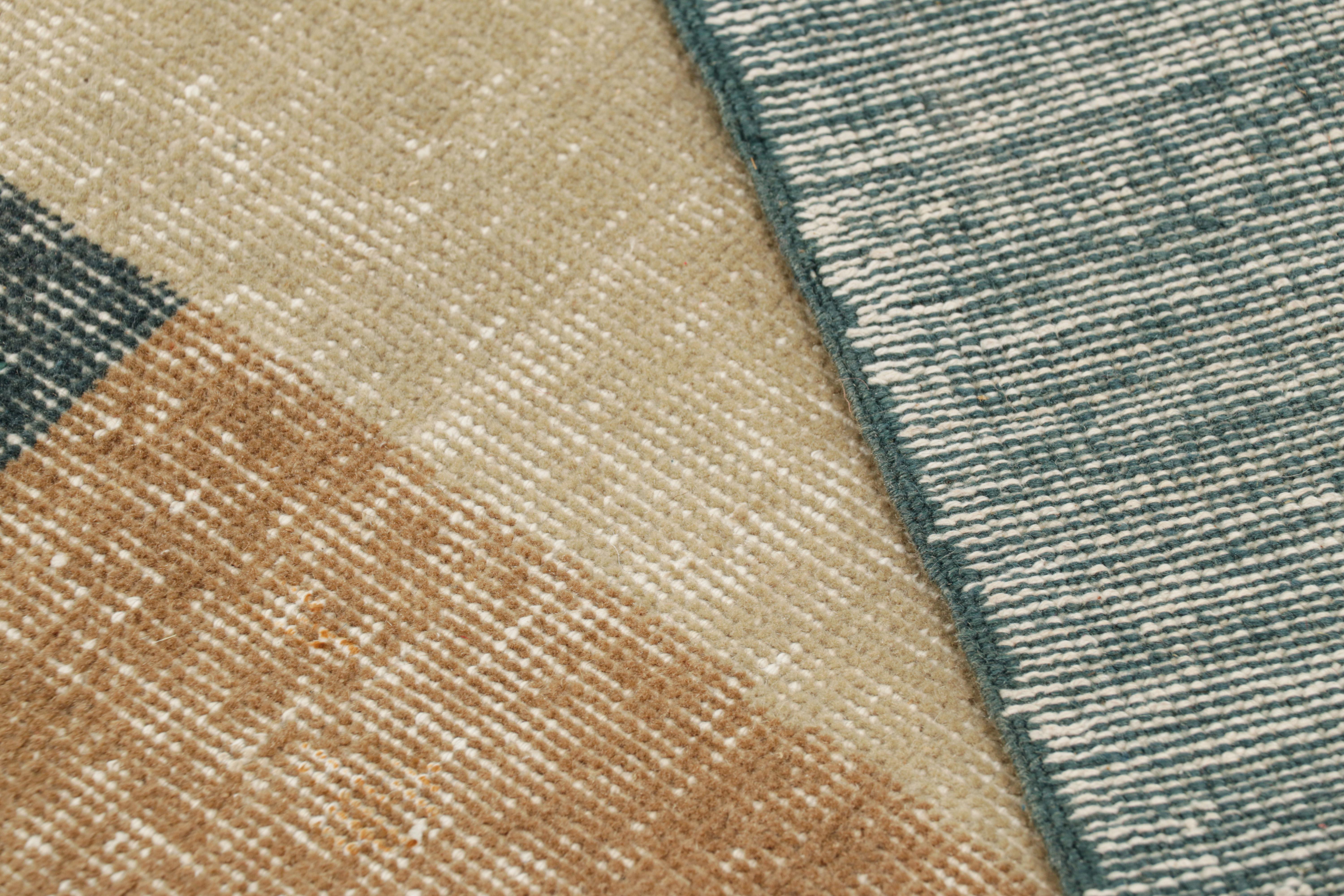 Tapis turc vintage surdimensionné signé en beige avec champ ouvert en vente 1