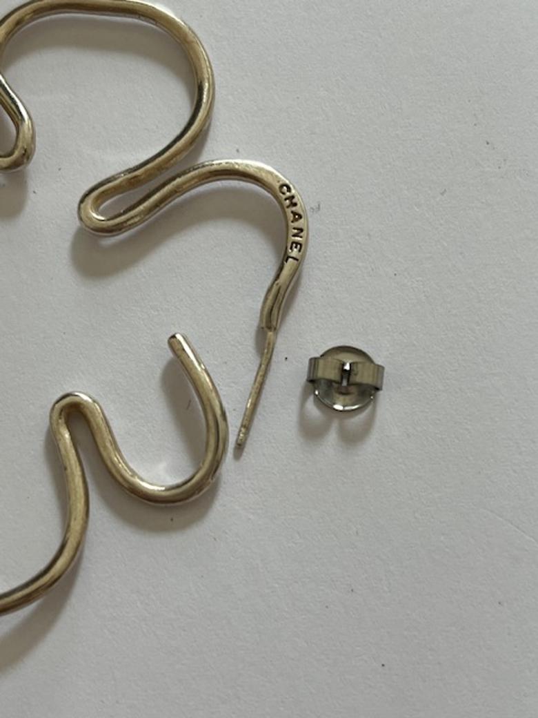 Oversized Silver Flower Earrings by Chanel In condizioni ottime in vendita a PARIS, FR