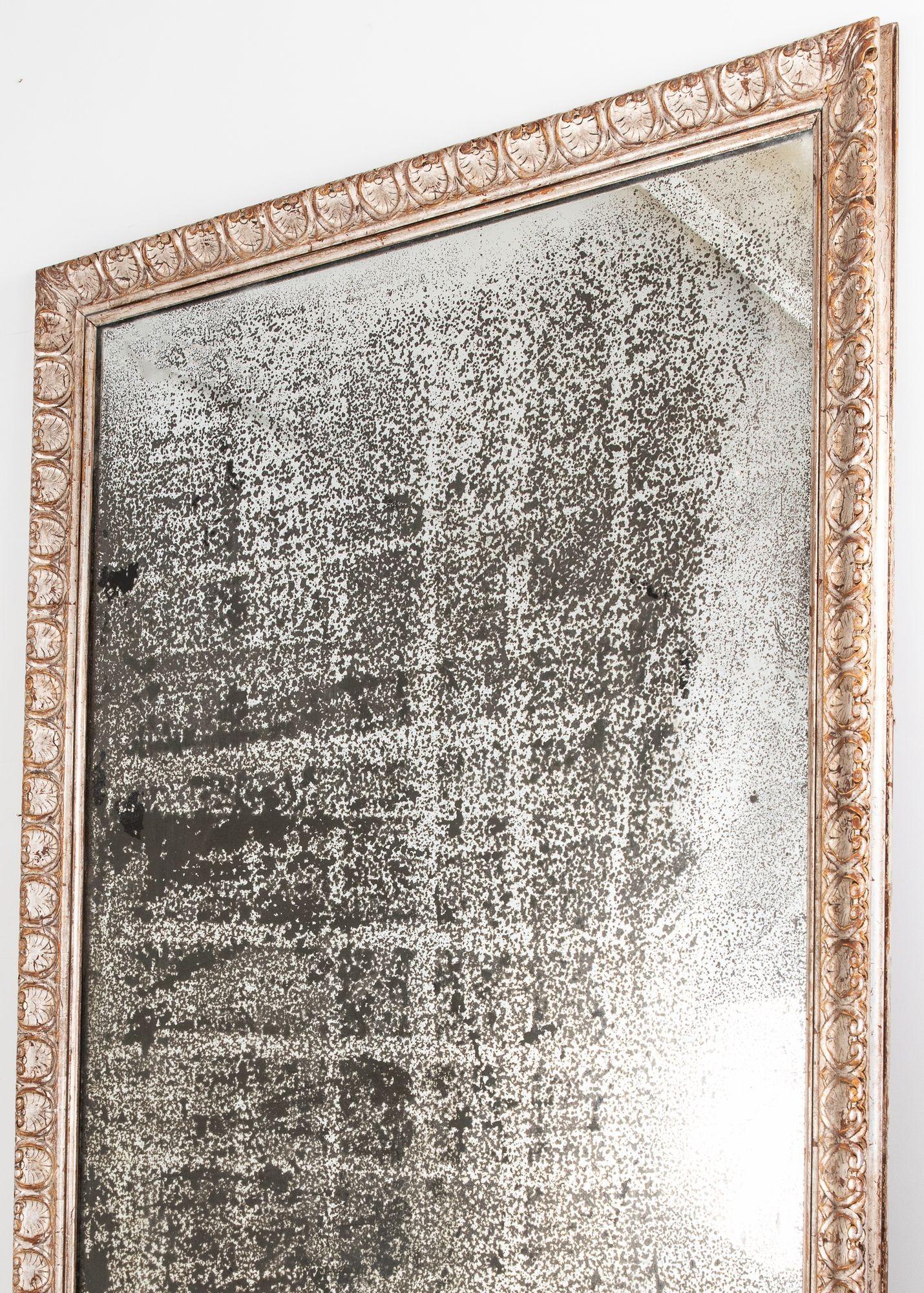 Francese Specchio sovradimensionato con cornice in argento dorato, Francia, 1890 in vendita