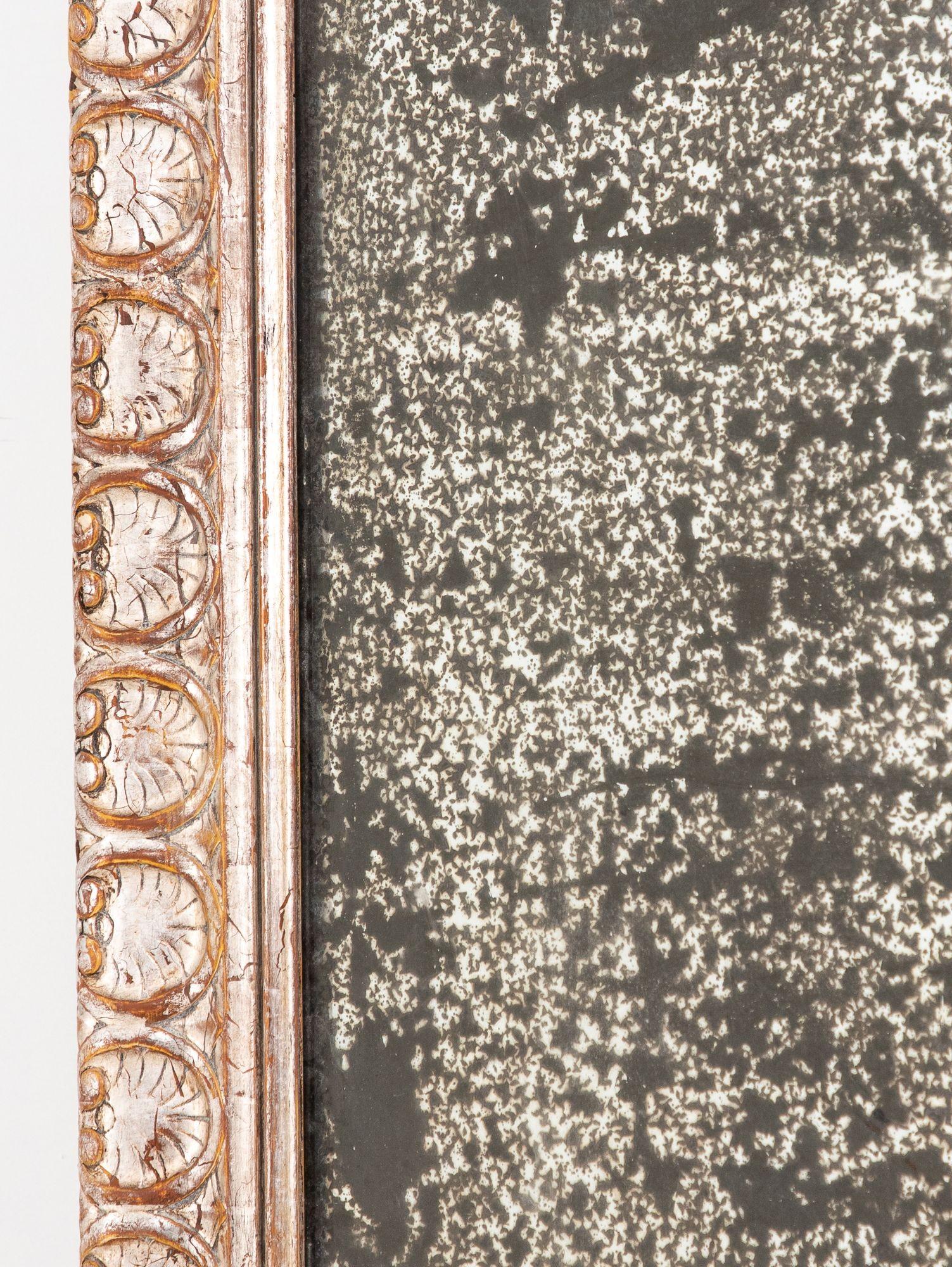 Specchio sovradimensionato con cornice in argento dorato, Francia, 1890 In condizioni buone in vendita a South Salem, NY