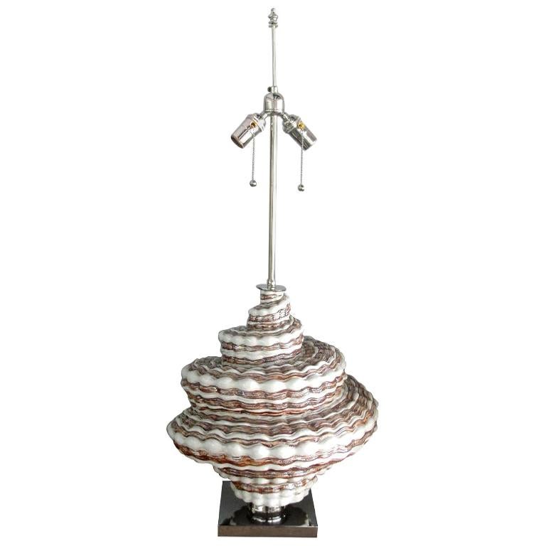 Lampe de bureau surdimensionnée en céramique en forme de coquille d'escargot
