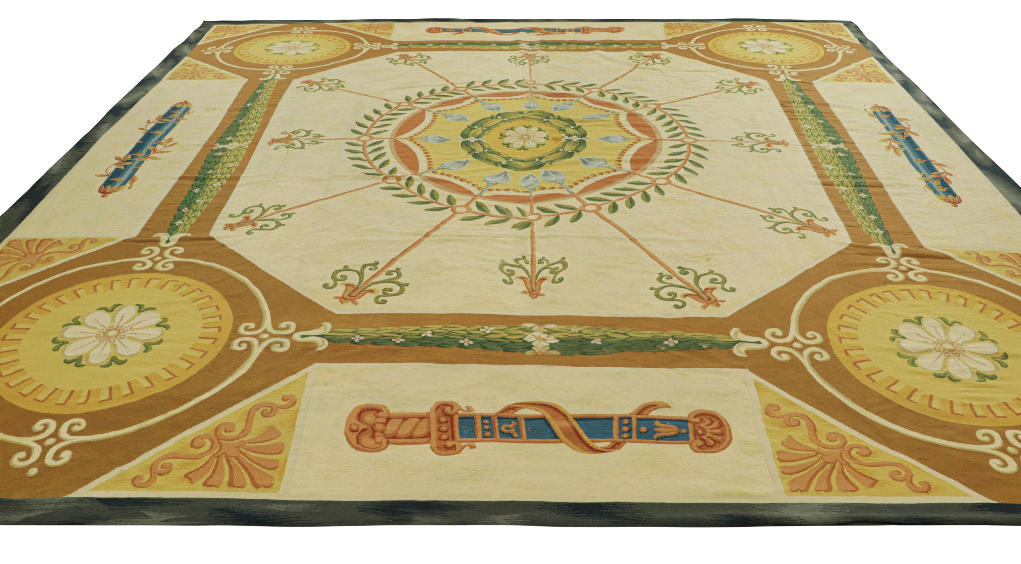 Quadratischer Vintage-Teppich im Aubusson-Stil in Übergröße mit floralen Medaillons  Rug & Kilim (Handgewebt) im Angebot