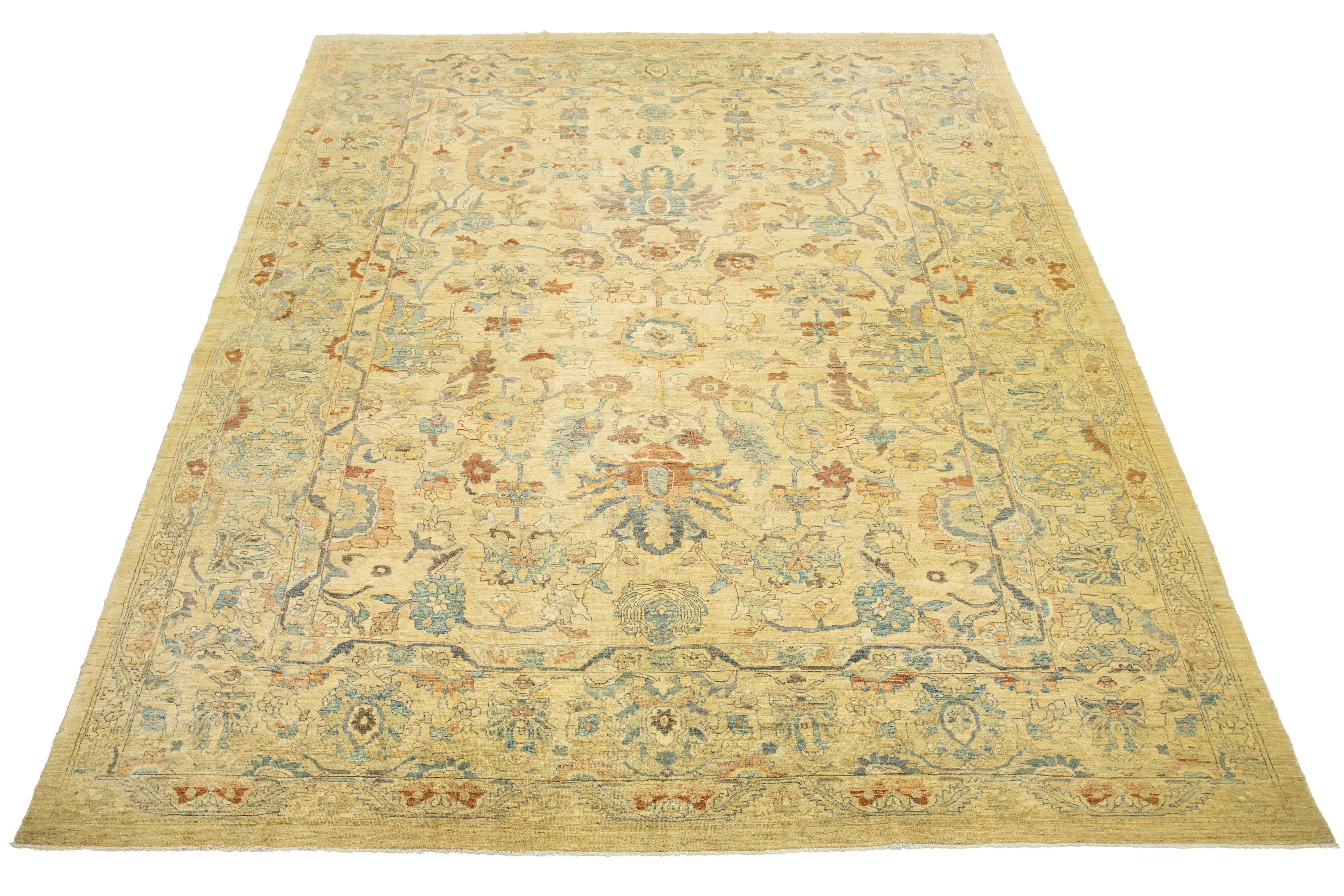 Ein schöner, übergroßer, moderner persischer Sultanabad-Teppich ist handgeknüpft mit einem beigen Feld. Diese Collection'S ist aus Wolle gefertigt und enthält mehrfarbige Akzente in einem floralen Allover-Motiv.

Dieser Teppich misst 14'2