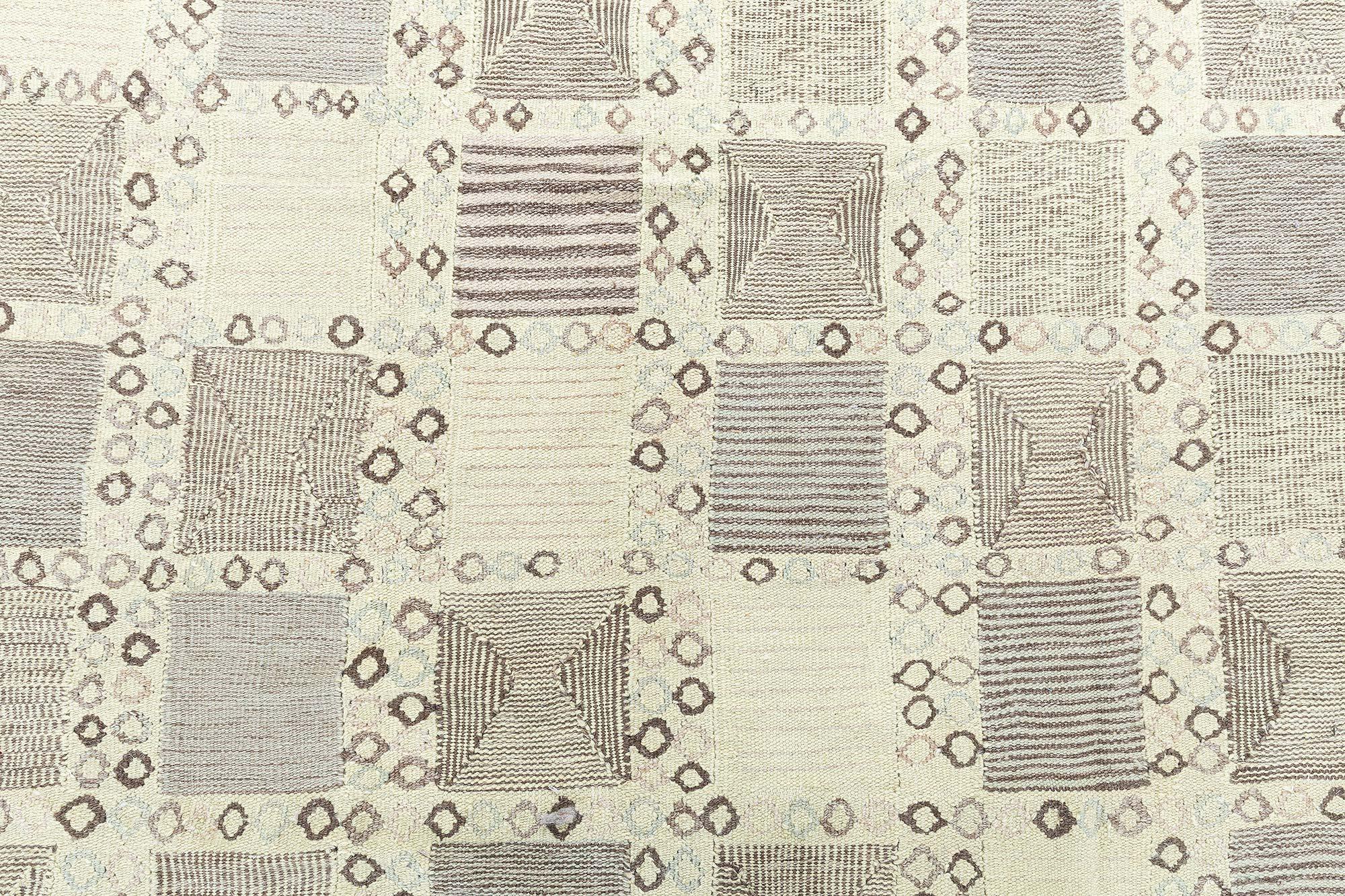 Indiano Tappeto oversize a trama piatta di design svedese in lana naturale di Doris Leslie Blau in vendita