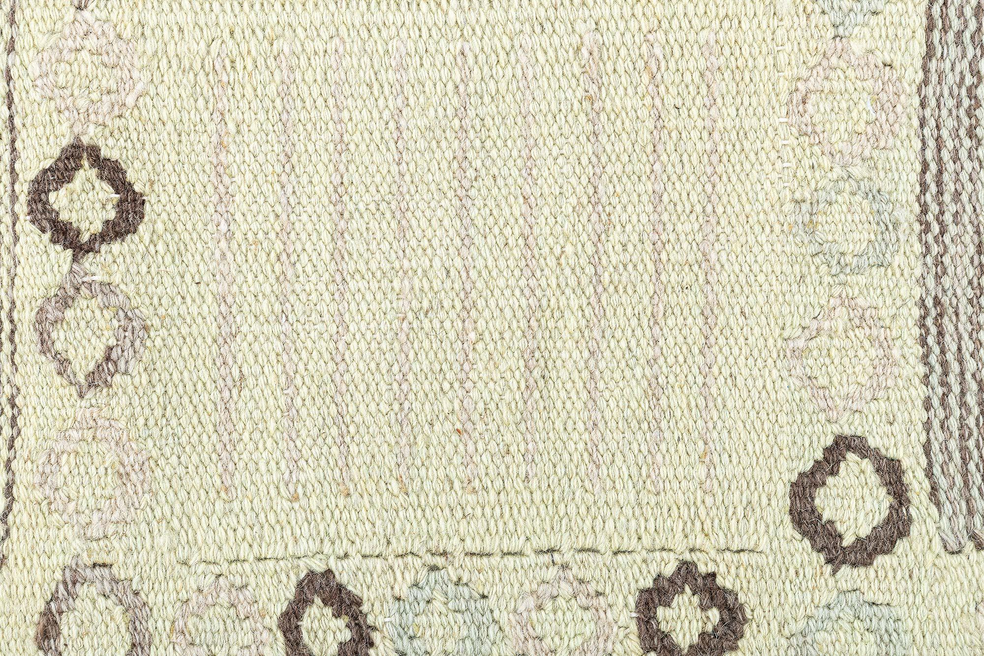 XXI secolo e contemporaneo Tappeto oversize a trama piatta di design svedese in lana naturale di Doris Leslie Blau in vendita