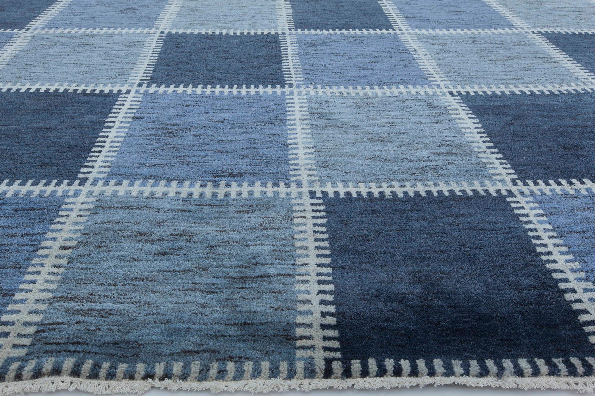 Indien Pile bleue surdimensionnée suédoise à motif Gyllenrutand de Doris Leslie Blau en vente