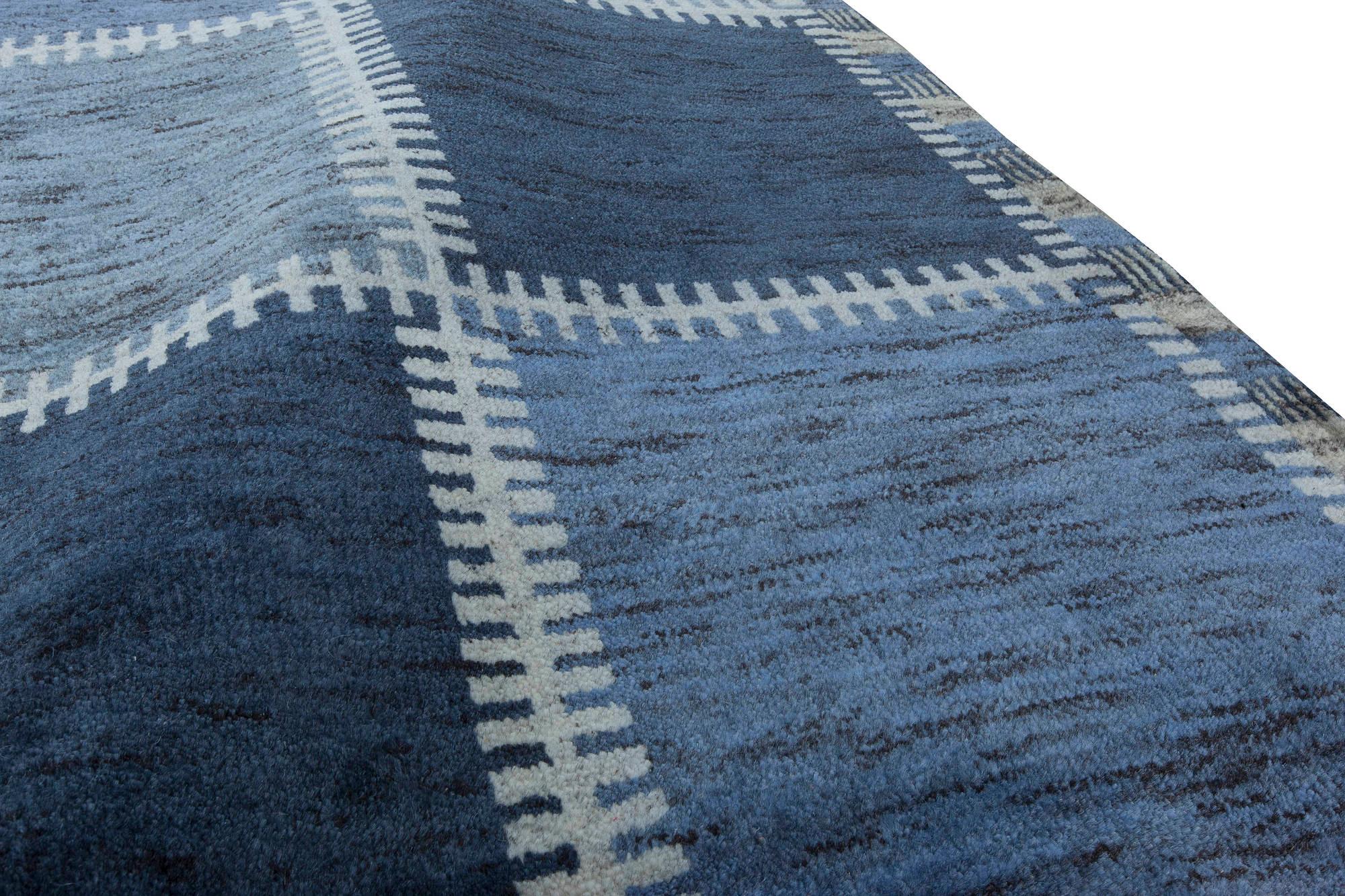 Noué à la main Pile bleue surdimensionnée suédoise à motif Gyllenrutand de Doris Leslie Blau en vente