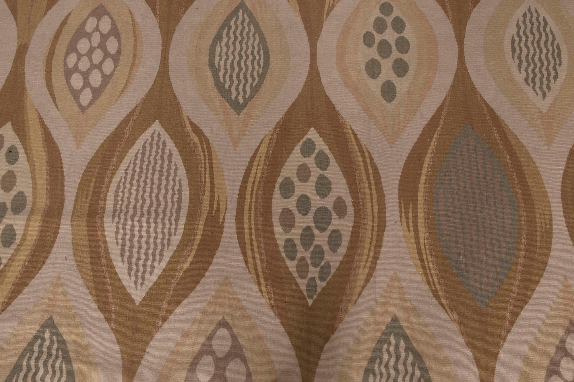 Tappeto oversize di ispirazione svedese in lana beige e verde di Doris Leslie Greene.
Dimensioni: 13'9
