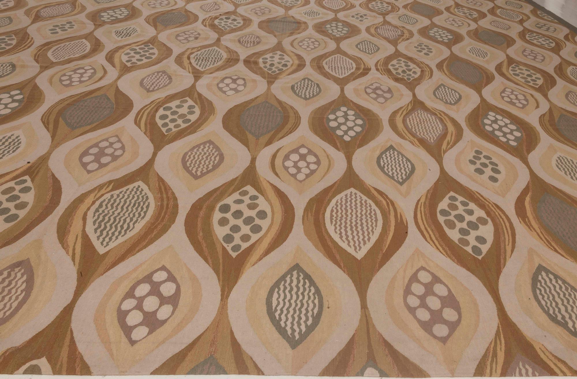 Schwedisch inspirierter Teppich aus Wolle in Übergröße in Beige und Grün von Doris Leslie Blau (Chinesisch) im Angebot