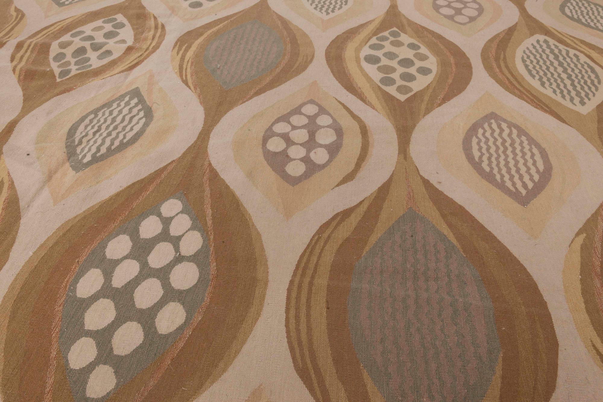 Schwedisch inspirierter Teppich aus Wolle in Übergröße in Beige und Grün von Doris Leslie Blau (Handgewebt) im Angebot