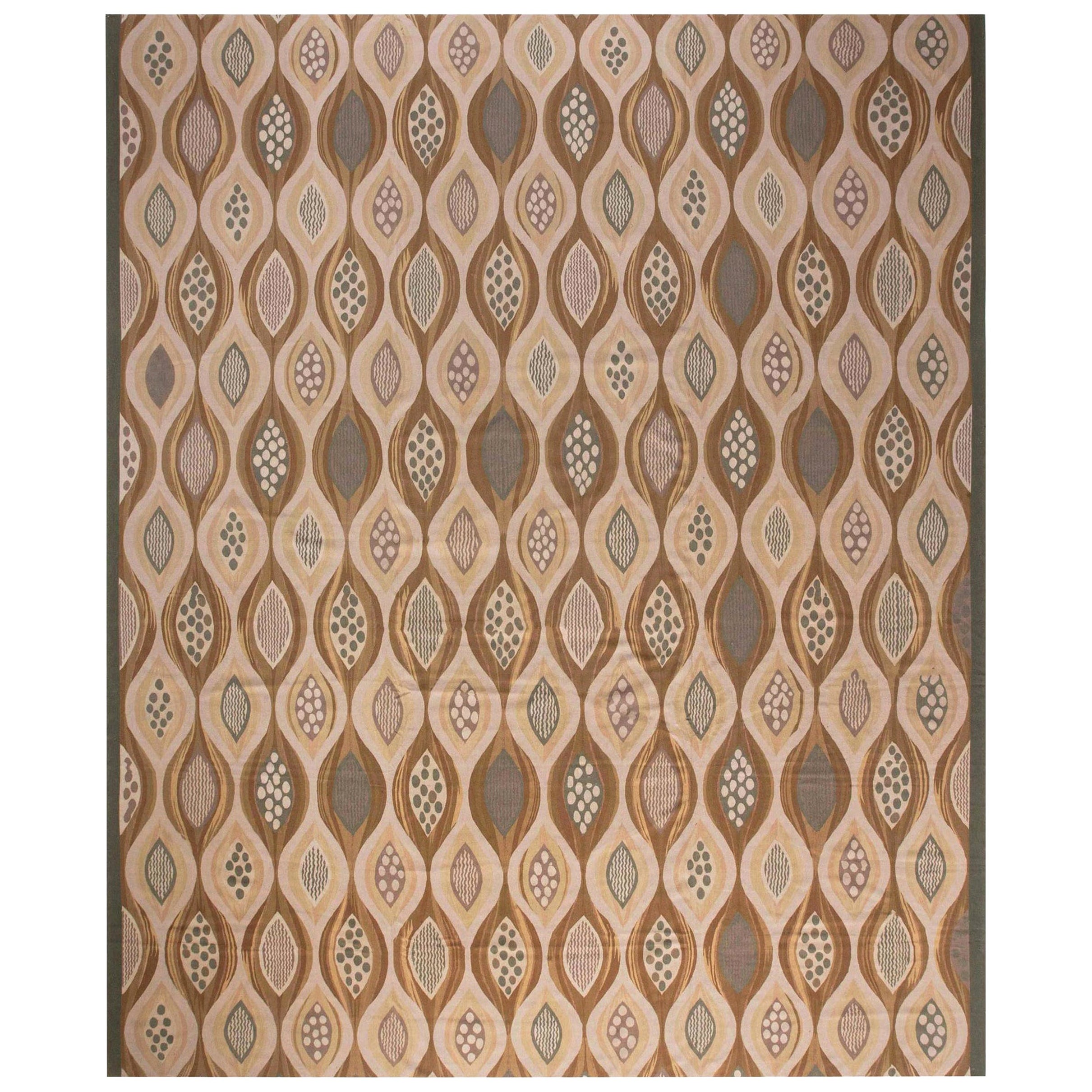 Tappeto oversize di ispirazione svedese in lana beige e verde di Doris Leslie Blau