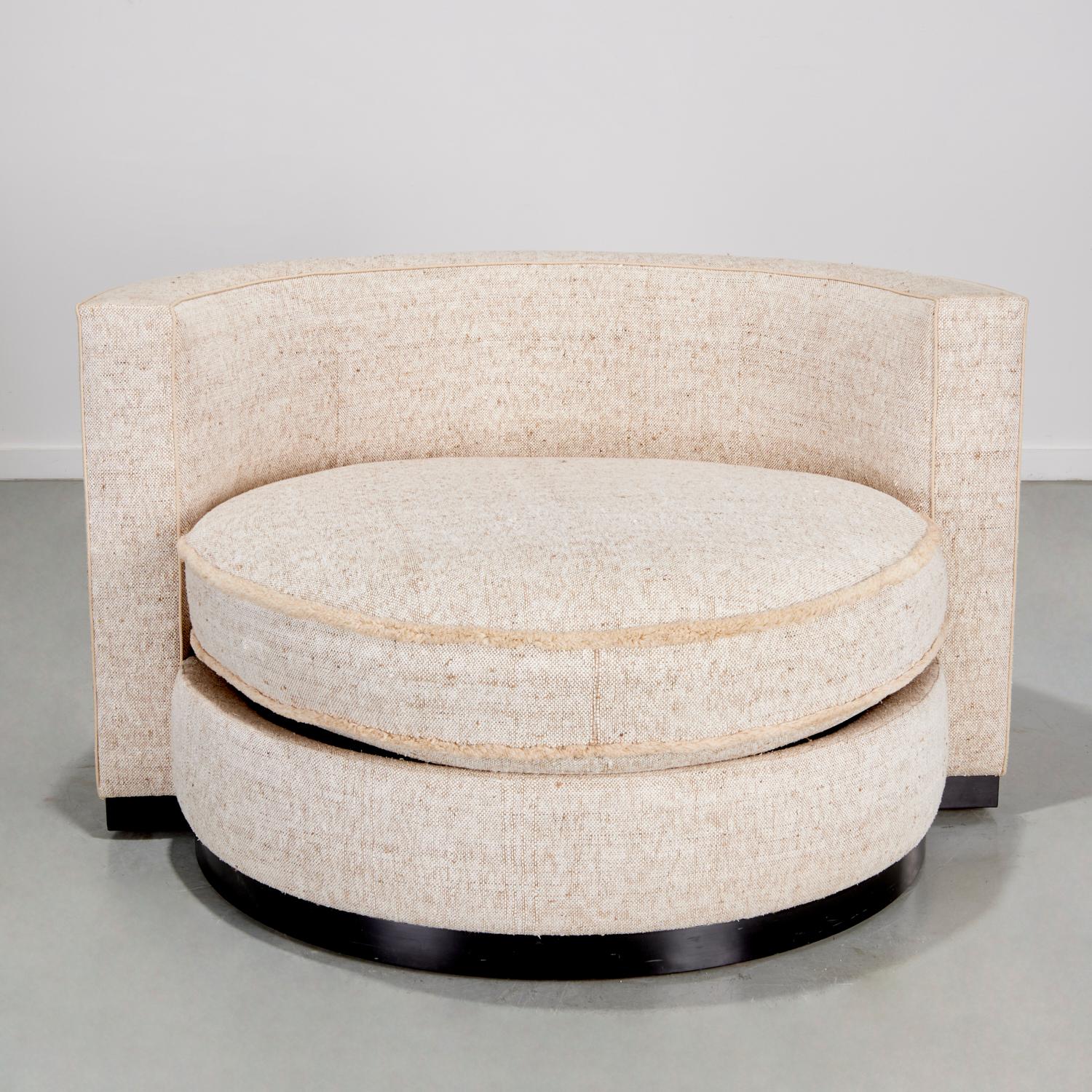 Oversized Swivel Lounge Chair in Oatmeal Chenille, Sourced by Alberto Pinto For Sale 3