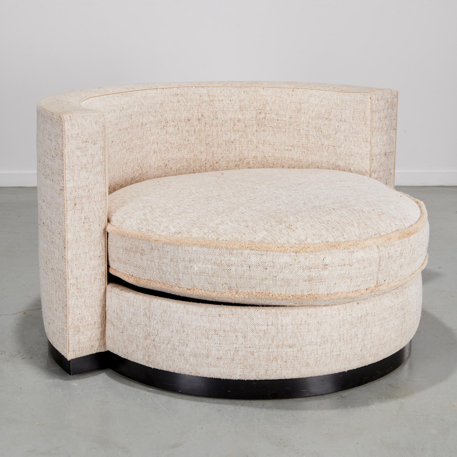 Oversized Swivel Lounge Chair in Oatmeal Chenille, Sourced by Alberto Pinto, 20th Century

Description:
A dramatic and luxuriously scaled swivel lounge chair, sourced by the renowned Paris-based designer Alberto Pinto, dating to the late 20th