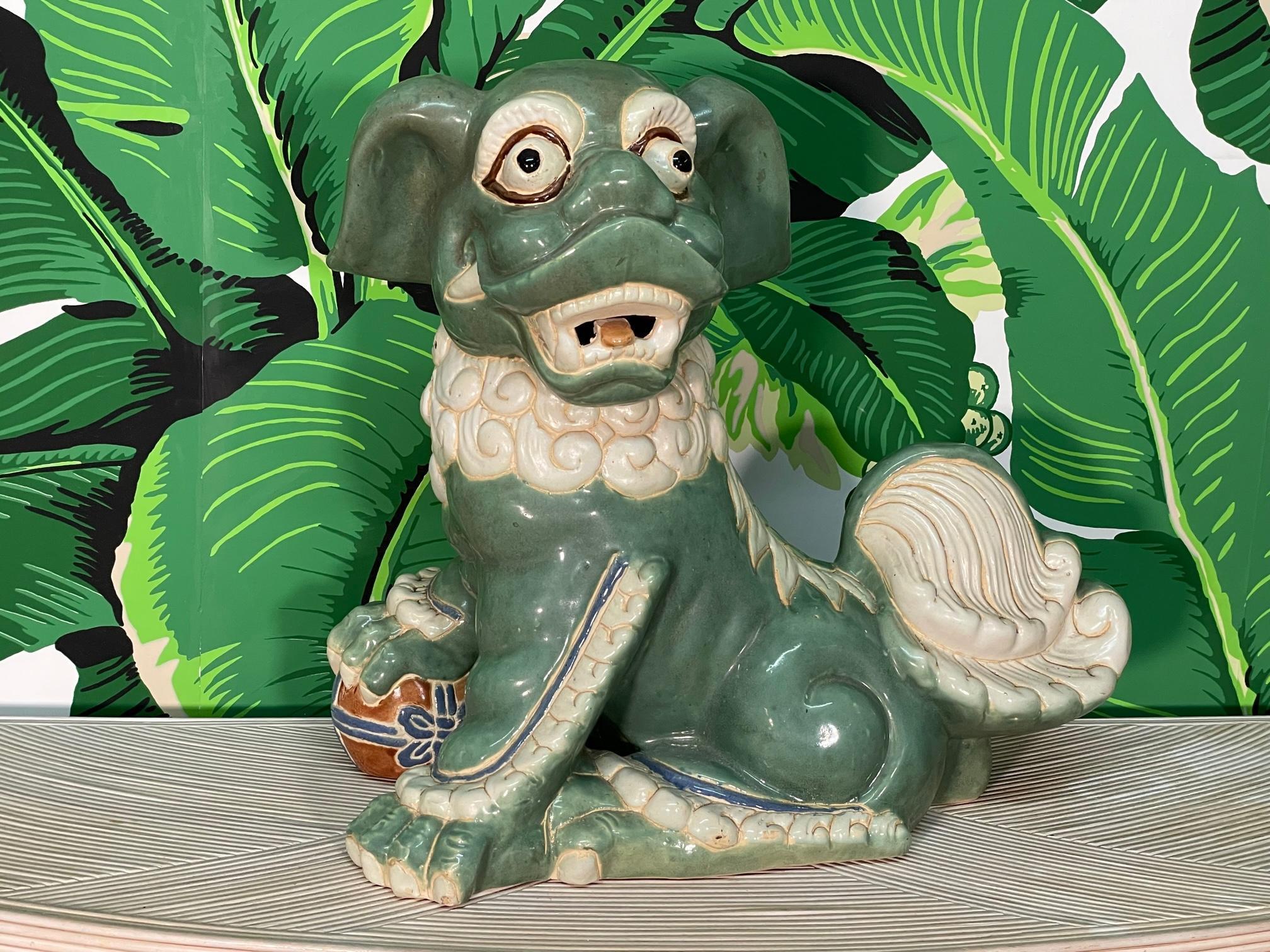 La statue vintage de chien de foo en terre cuite mesure 16