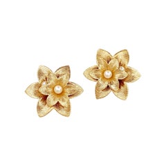 Boucles d'oreilles fleurs surdimensionnées en or texturé par Sarah Coventry, 1970