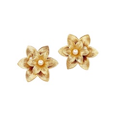 Orecchini a fiore d'oro oversize di Sarah Coventry, anni '70
