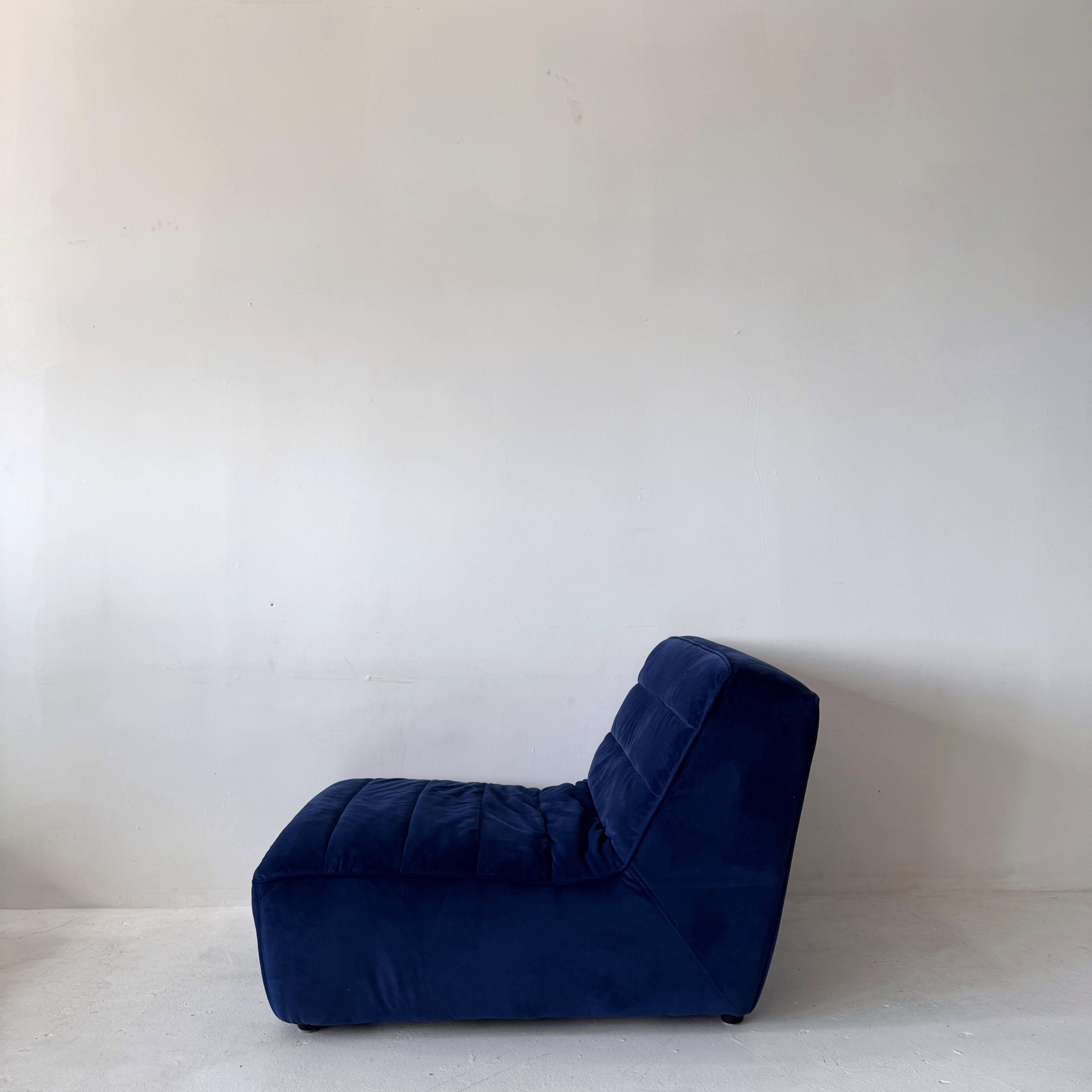 Sillón club sobredimensionado de terciopelo ultramarino Timothy Oulton. Diseñada como parte de un conjunto seccional modular de 3 piezas (también hay otros módulos disponibles), esta pieza funciona de maravilla por sí sola como butaca de salón o