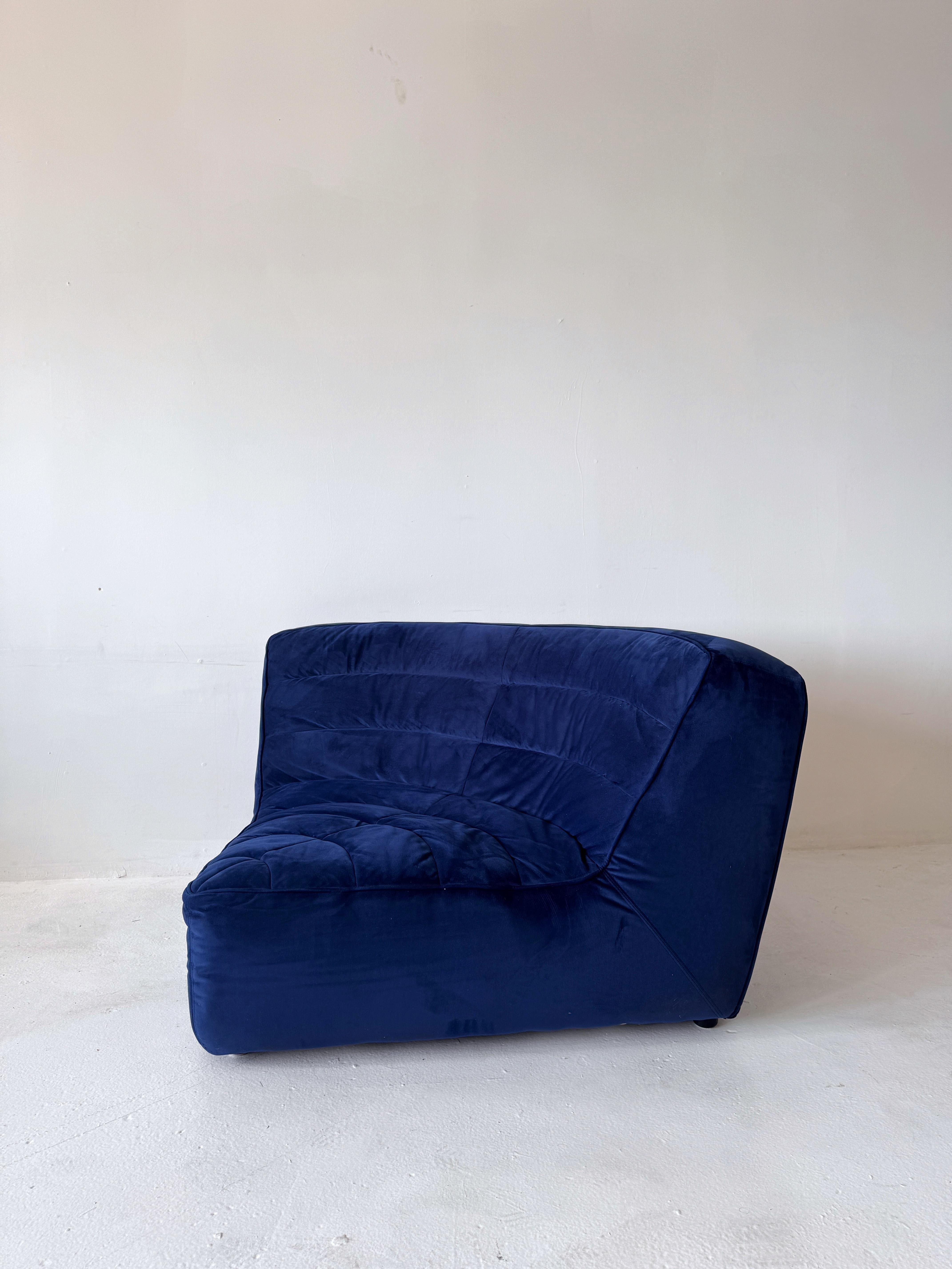 Chaise d'angle surdimensionnée en velours ultramarin Timothy Oulton

Fauteuil d'angle surdimensionné en velours ultramarin de Timothy Oulton. Conçue dans le cadre d'un sectionnel modulaire 3 pièces (également disponible séparément), cette pièce