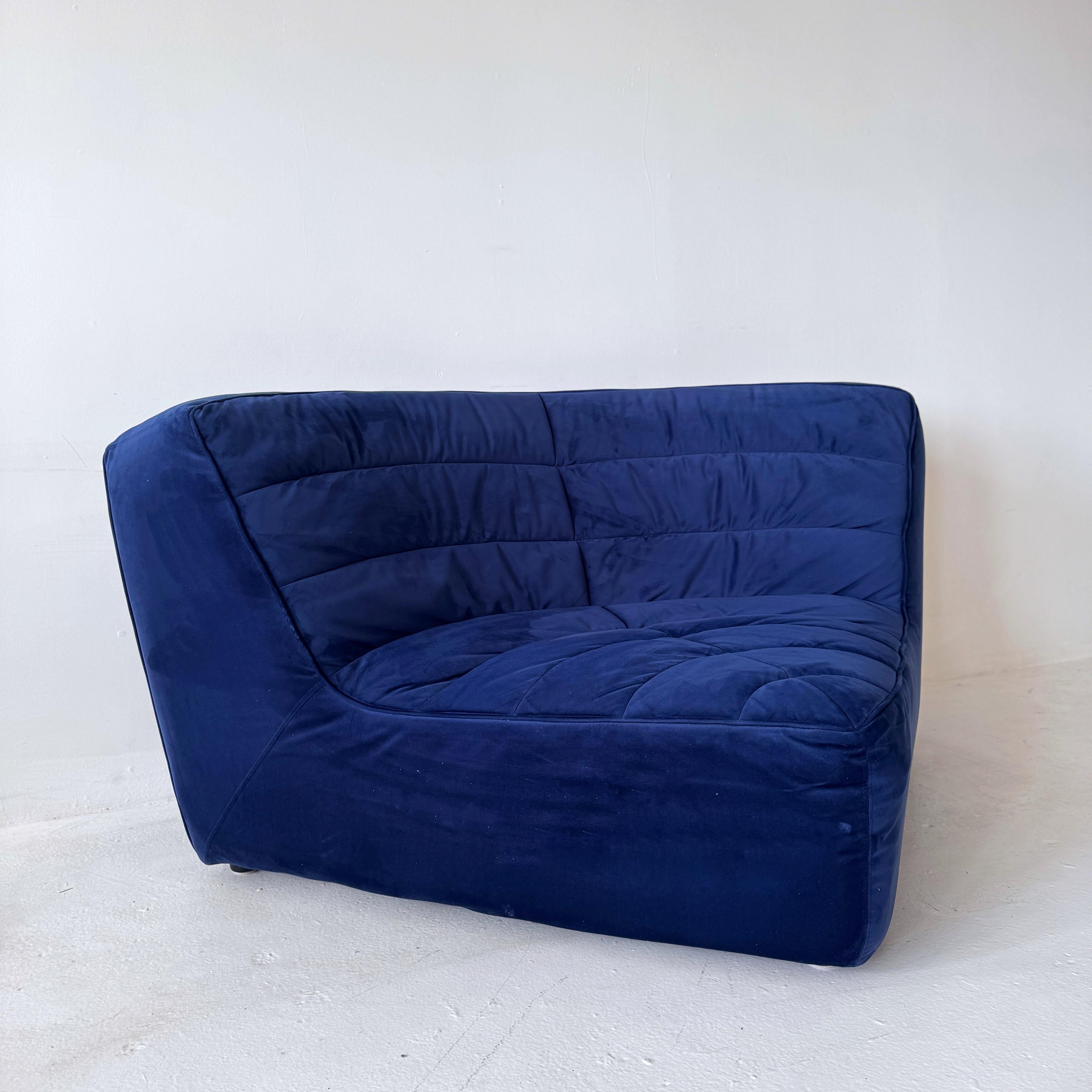 Anglais Chaise d'angle surdimensionnée en velours bleu Timothy Oulton en vente
