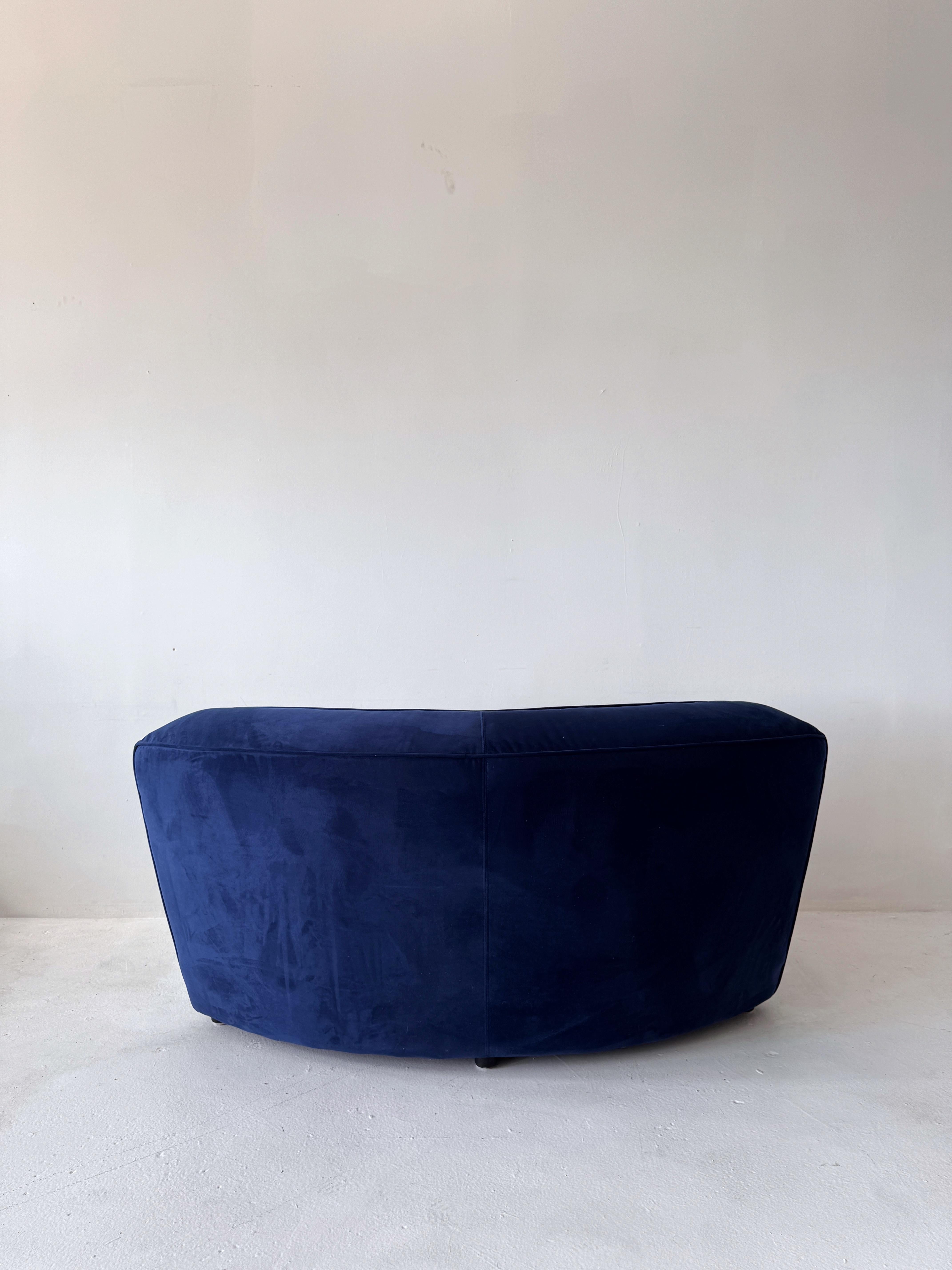Chaise d'angle surdimensionnée en velours bleu Timothy Oulton Bon état - En vente à Los Angeles, CA