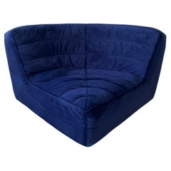 Chaise d'angle surdimensionnée en velours bleu Timothy Oulton