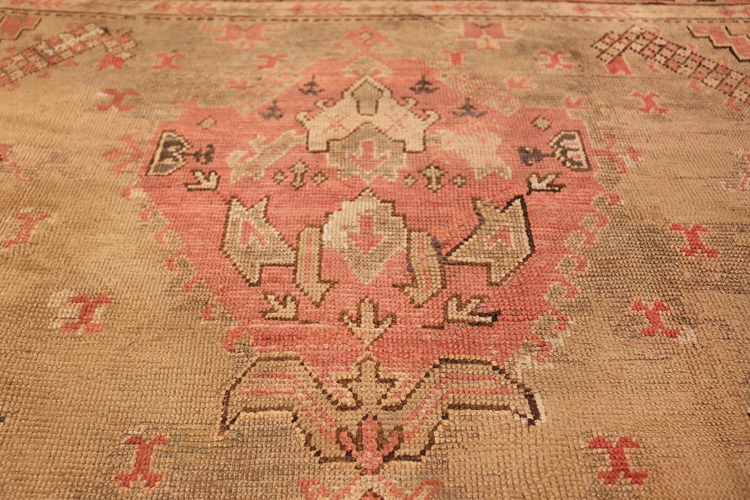 Antique Turkish Oushak Rug. Size: 16 ft 3 in x 24 ft 7 in  In Good Condition For Sale In New York, NY