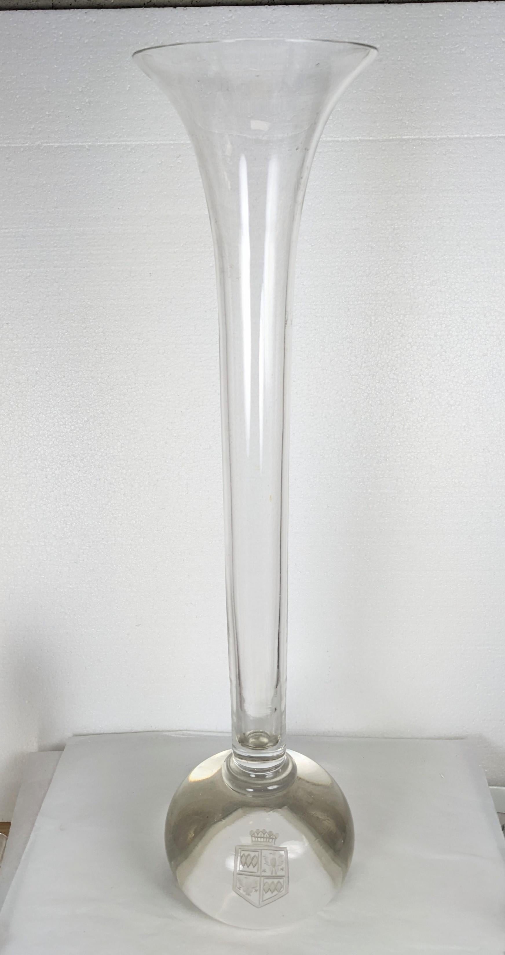 Überdimensionale Trompetenvase mit eingraviertem Wappen aus der Mitte des 20. Geblasenes Glas mit schwerem, massivem Sockel, handgraviert mit einem Wappen. Großartig für eine einzelne dramatische große Blüte oder einen Strauß, perfekt für einen