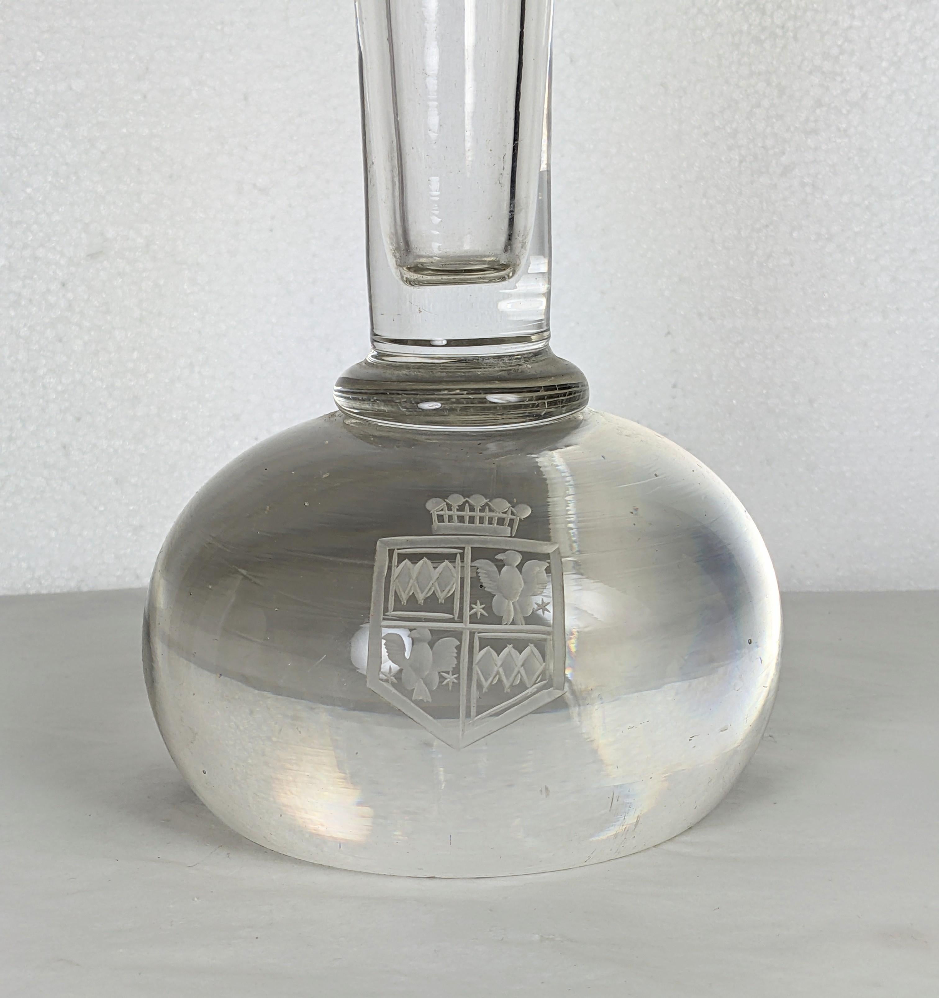 Überdimensionale Trompetenvase mit eingraviertem Wappen (Art déco) im Angebot