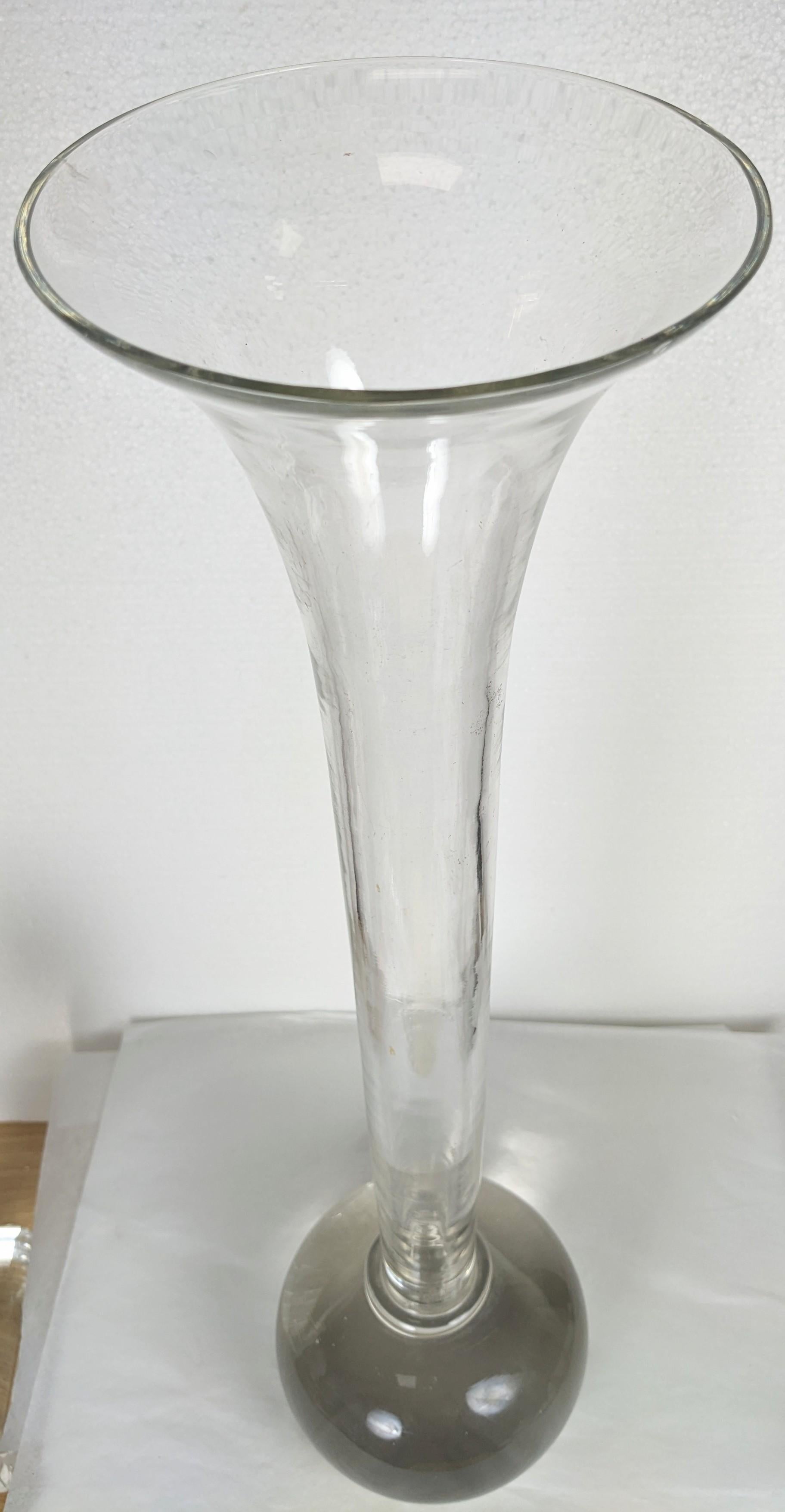 Überdimensionale Trompetenvase mit eingraviertem Wappen (Glas) im Angebot