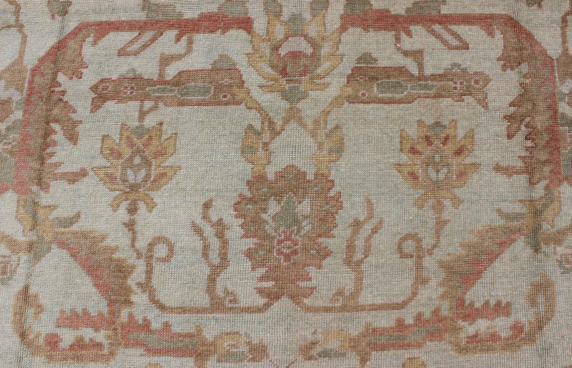 Großer türkischer Oushak-Teppich mit silberfarbenem Hintergrund, Braun, Weiches Rot, Gelb im Angebot 1