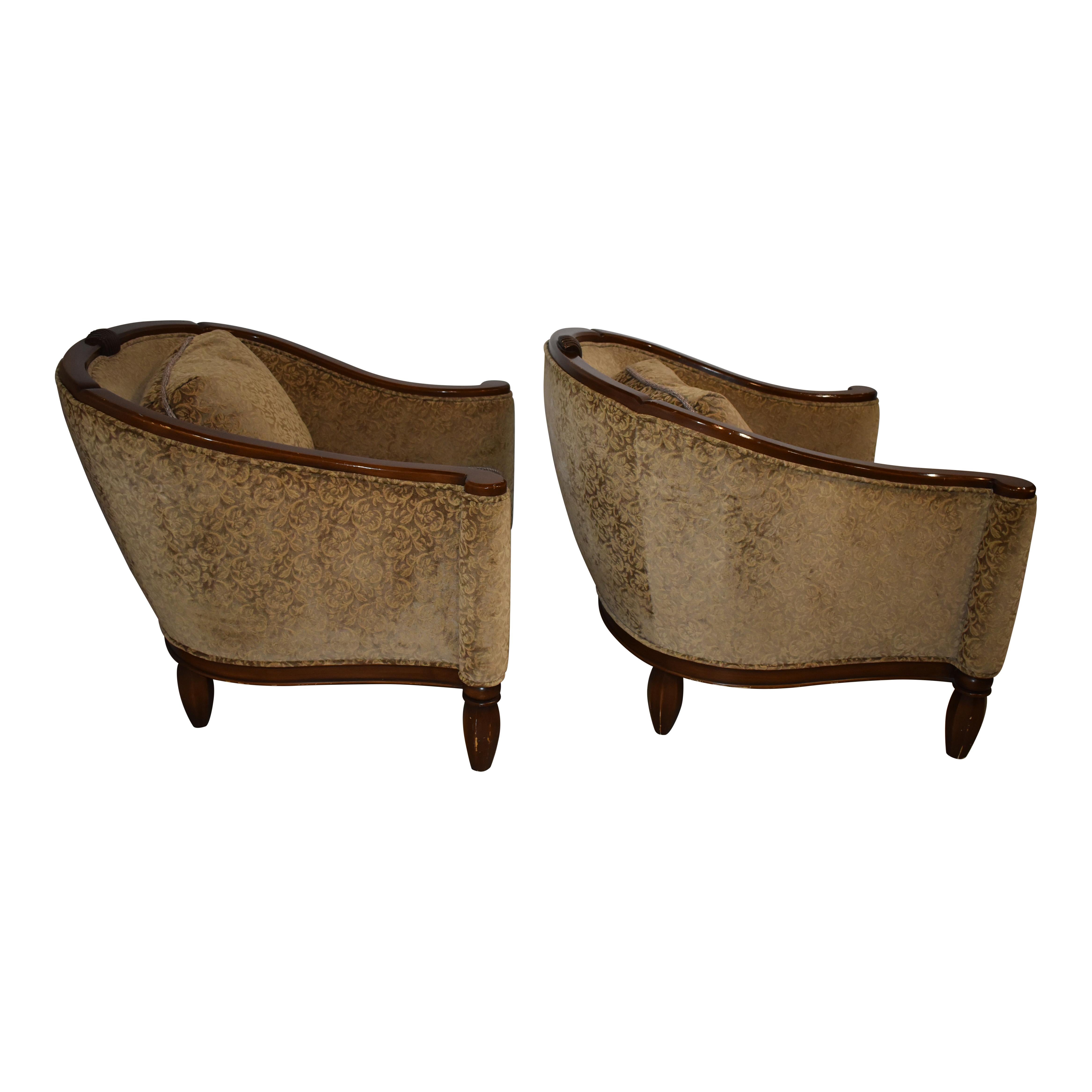 Avec leur assise profonde et leurs coussins amovibles, ces fauteuils surdimensionnés sont extrêmement confortables. Fabriquées sur mesure par la célèbre designer Gina B à Los Angeles (Californie) au début des années 1990, ces chaises sont