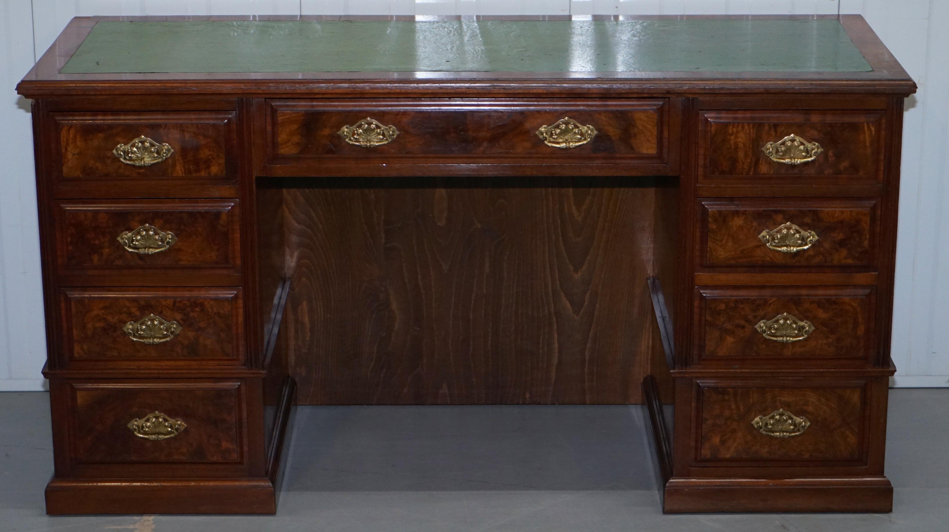 Siamo lieti di offrire in vendita questa splendida scrivania a due piedistalli in noce massiccio del 1870 circa, con foro per le ginocchia di grandi dimensioni.

Questa scrivania è sublime, la patina di noce sui cassetti è ricca e calda, la radica