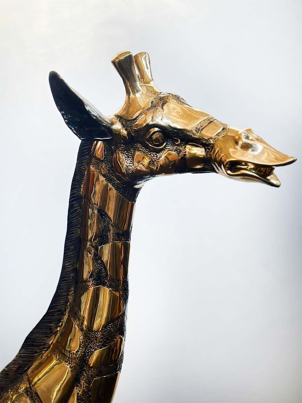Français Sculpture de girafe vintage surdimensionnée en laiton d'après J. Moigniez en vente