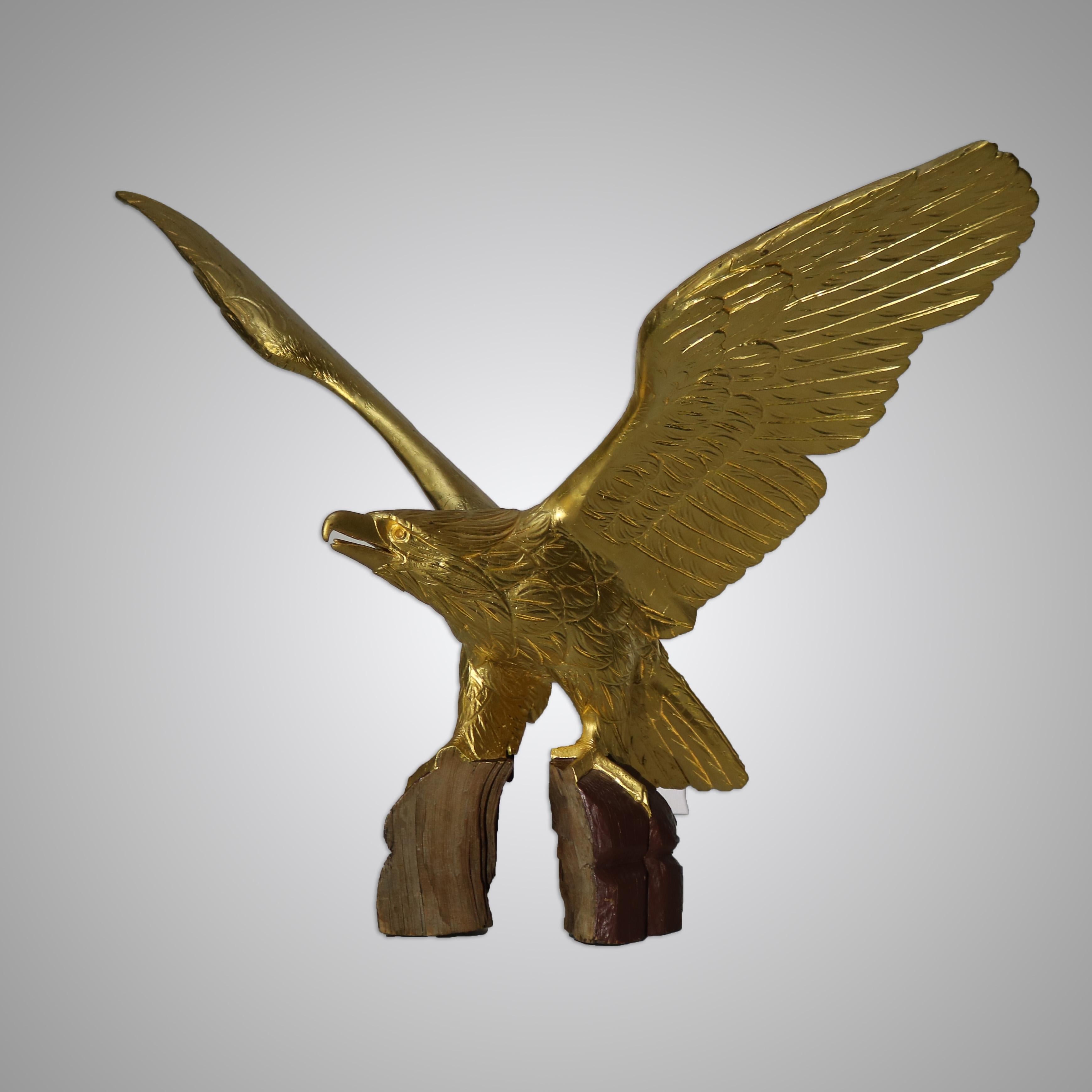 Águila sobredimensionada de madera dorada tallada vintage del siglo XX Tallado en venta