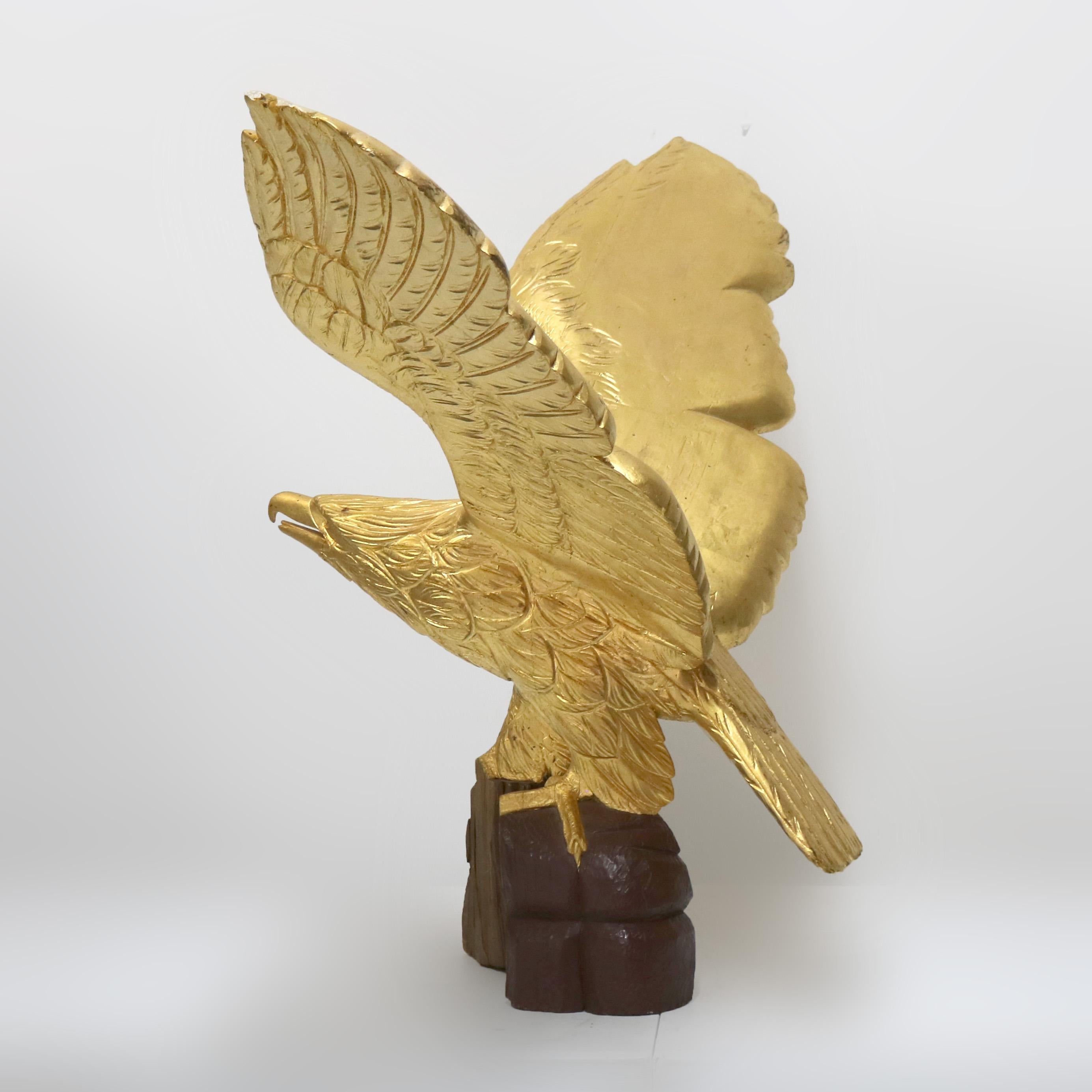 Águila sobredimensionada de madera dorada tallada vintage del siglo XX en Bueno estado para la venta en Big Flats, NY