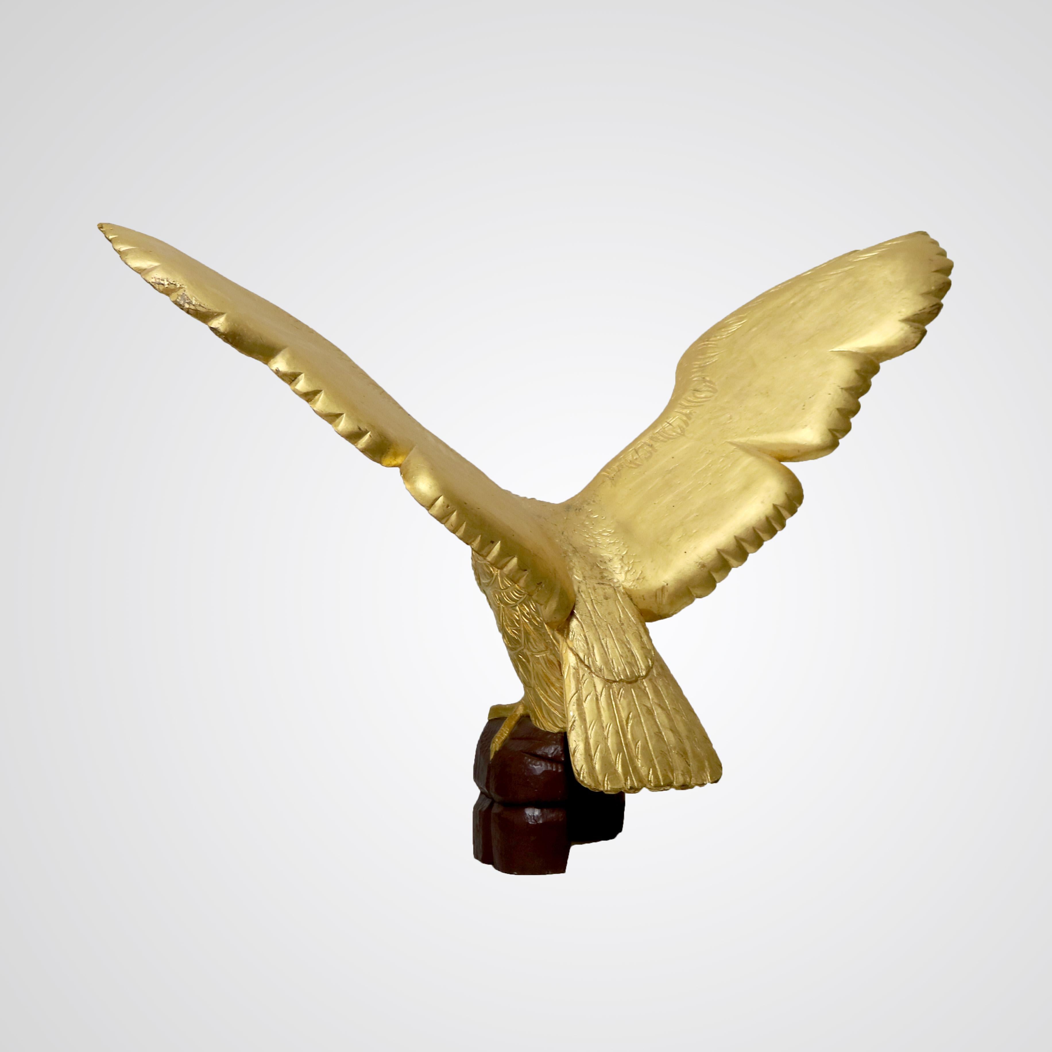Águila sobredimensionada de madera dorada tallada vintage del siglo XX Madera en venta