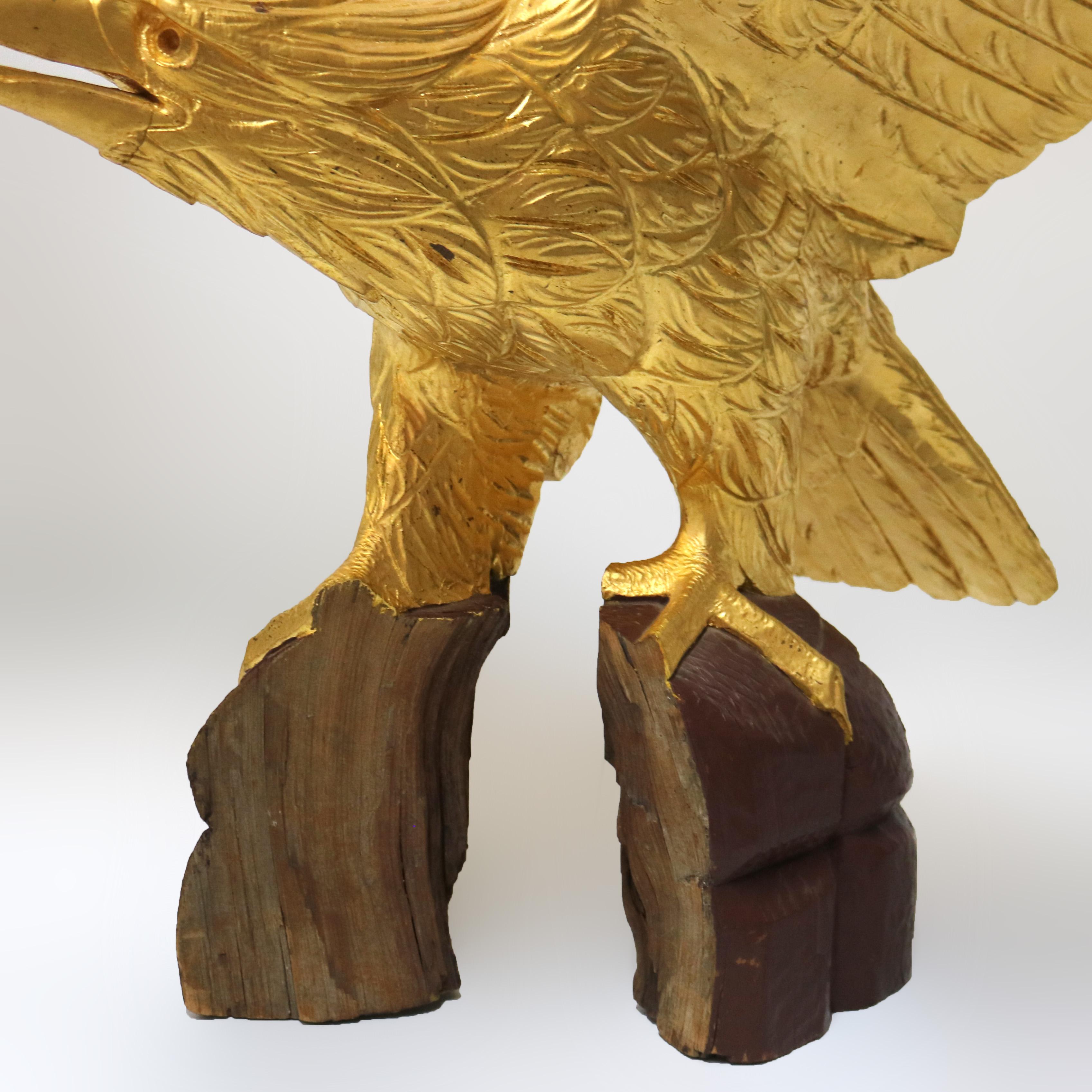Águila sobredimensionada de madera dorada tallada vintage del siglo XX en venta 2