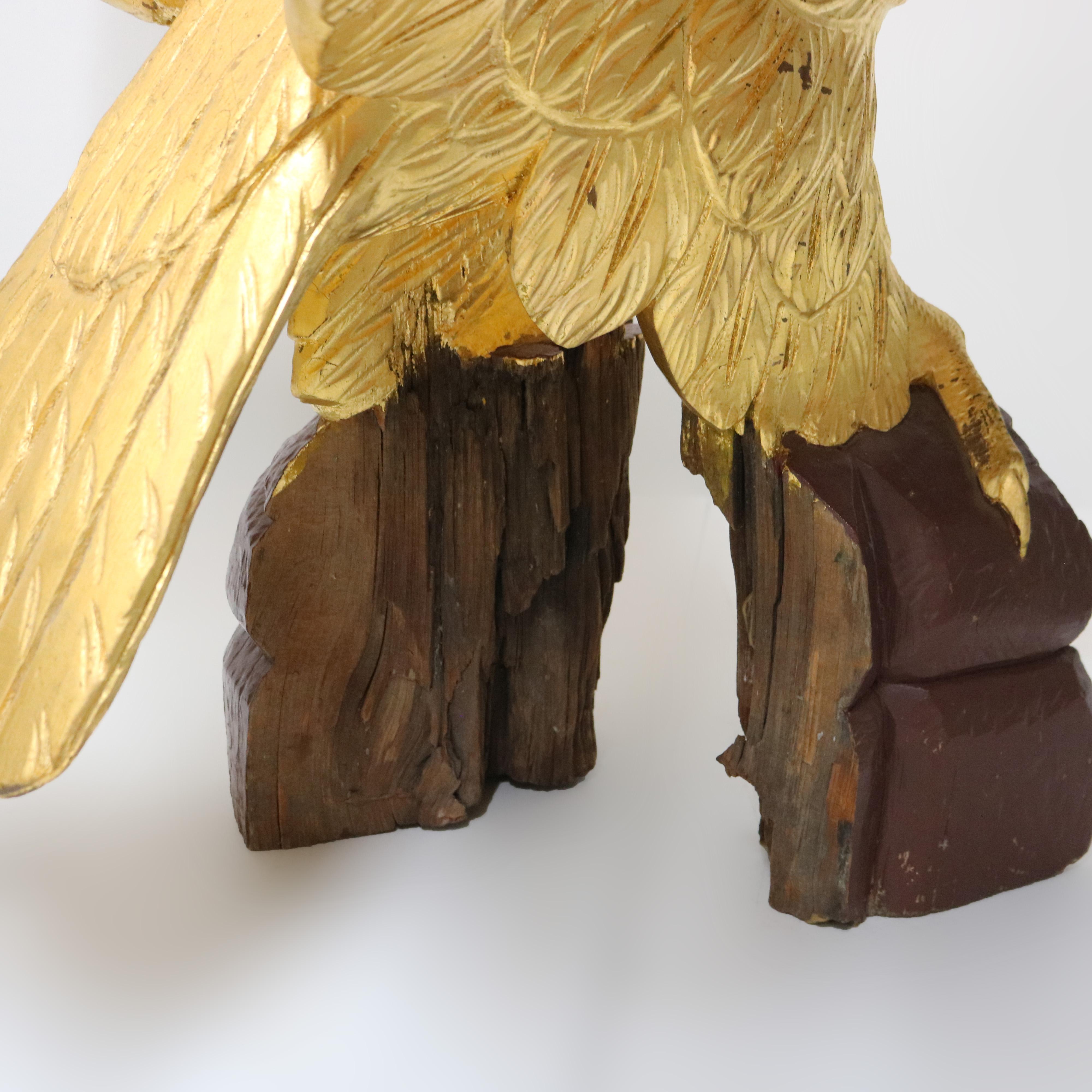 Águila sobredimensionada de madera dorada tallada vintage del siglo XX en venta 3