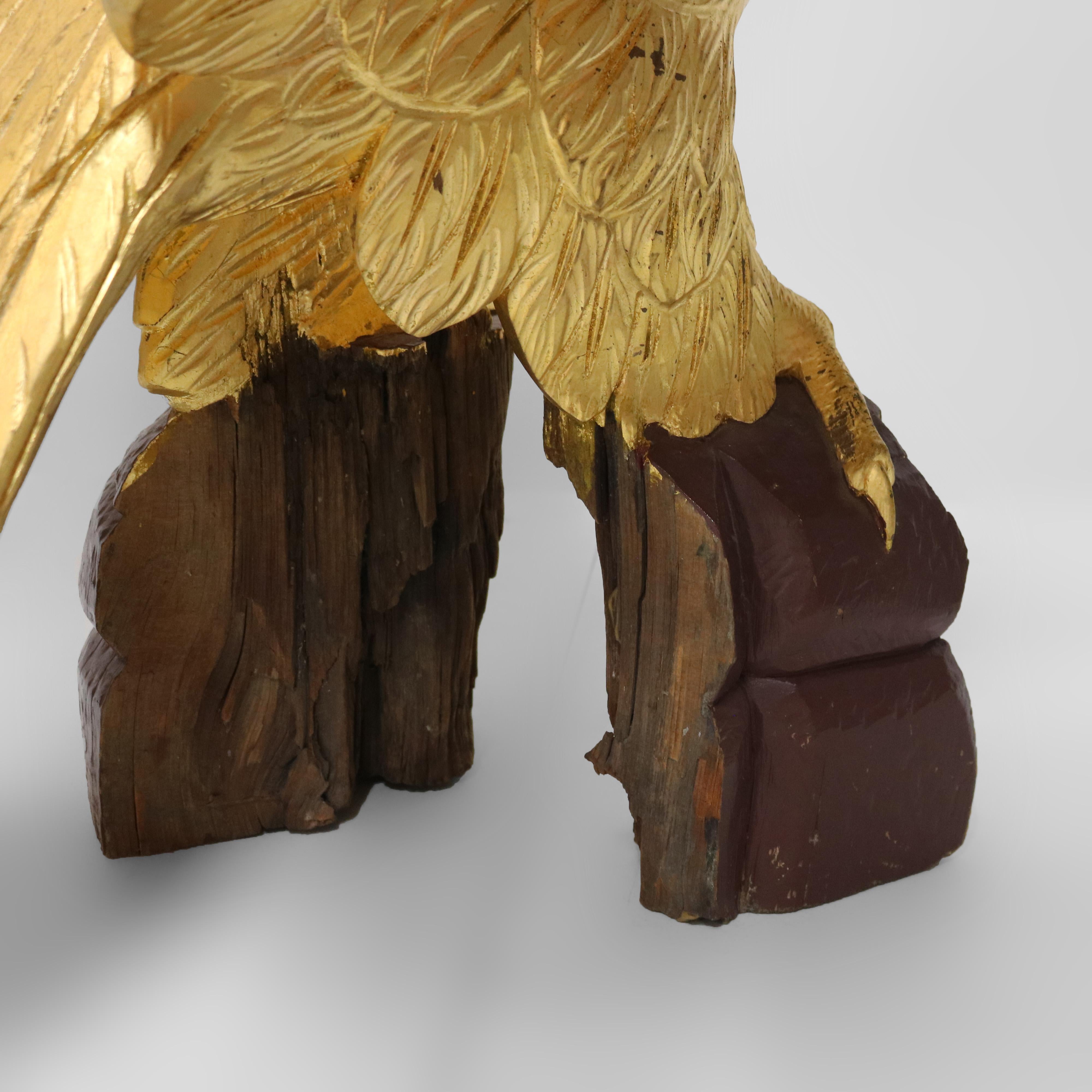 Águila sobredimensionada de madera dorada tallada vintage del siglo XX en venta 4