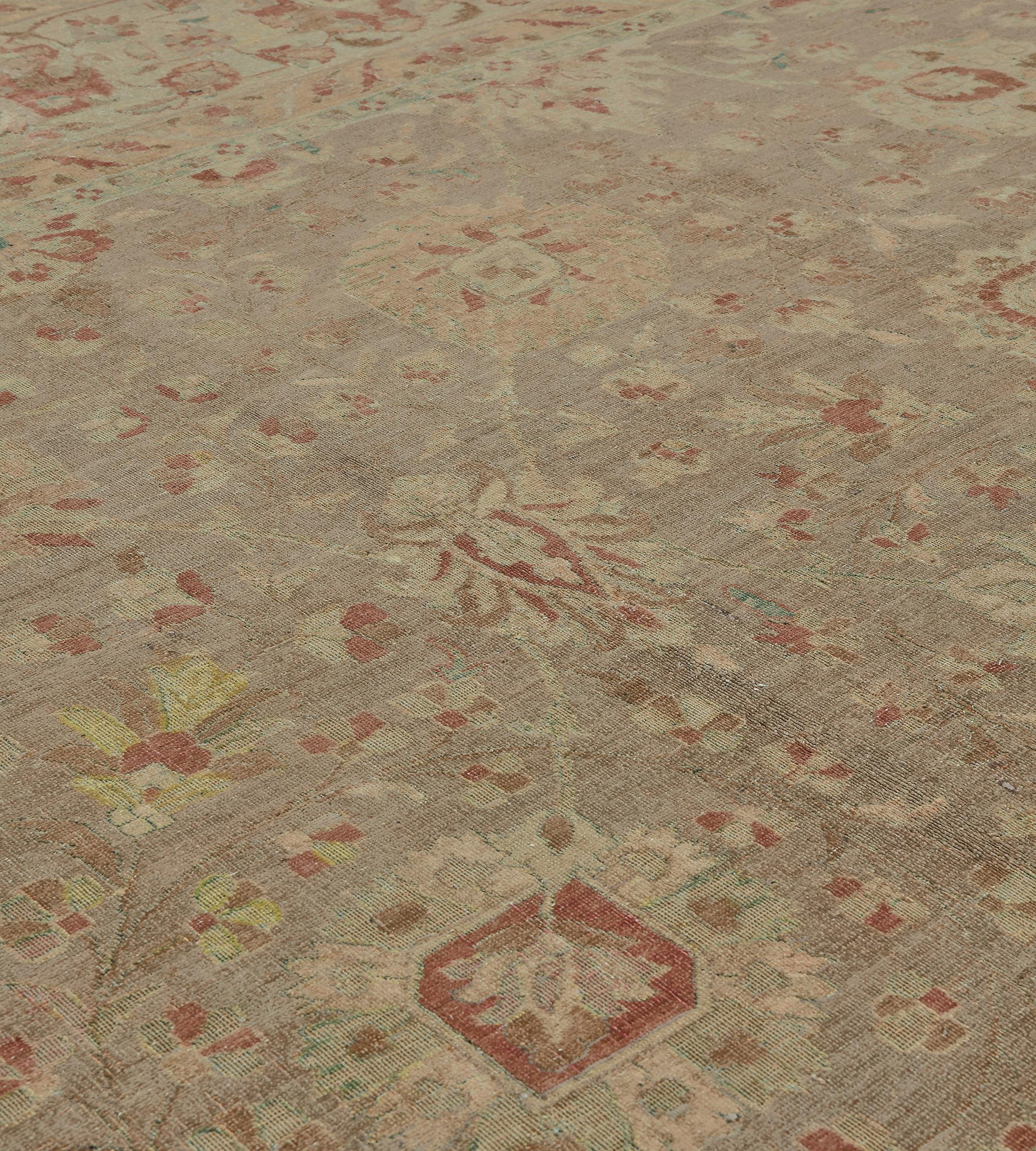 Übergroßer Perserteppich aus brauner Wolle mit Blumenmuster, Circa 1910 (Tabriz) im Angebot