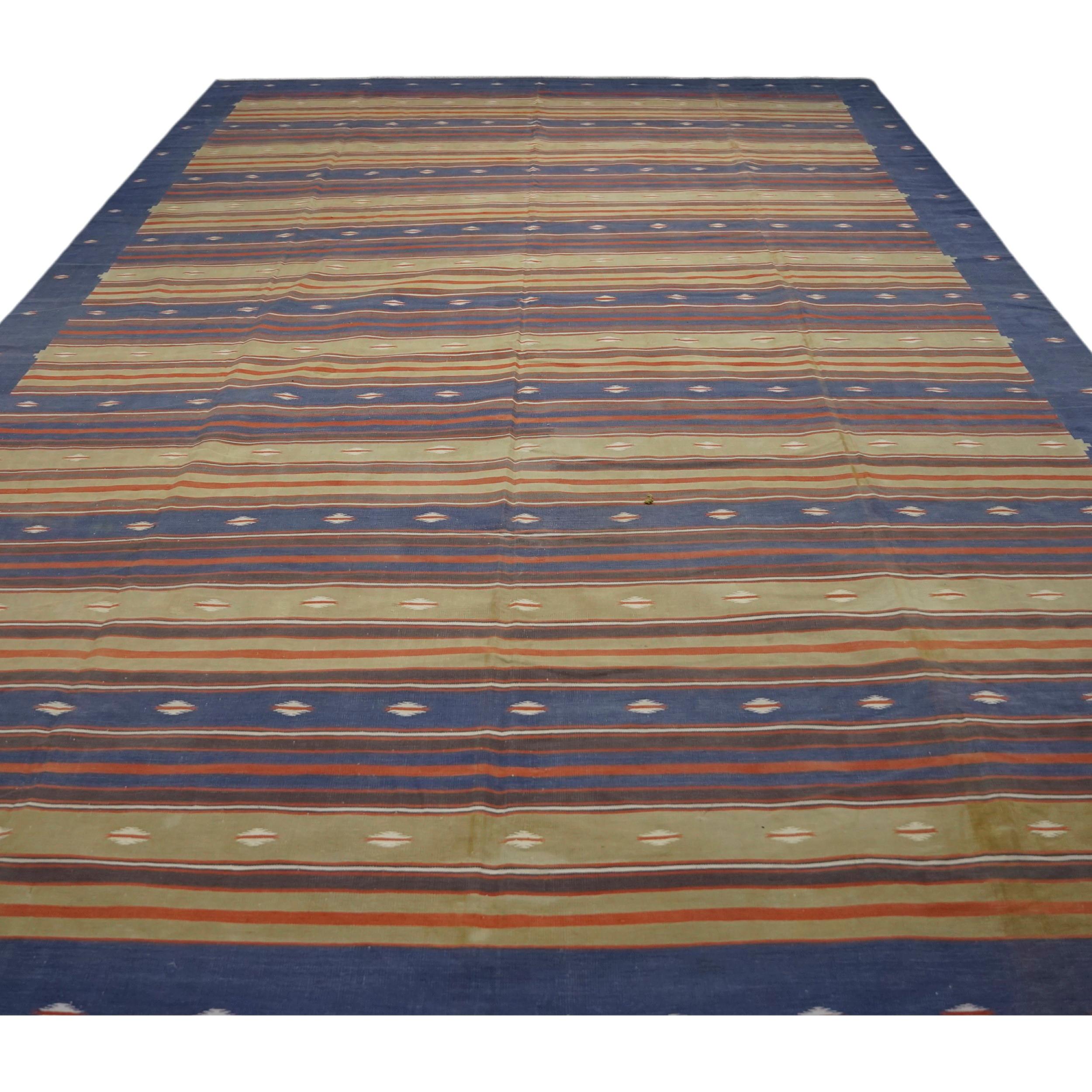 Dieser 10x15 große Vintage-Dhurrie-Teppich ist eine aufregende Neuanschaffung aus Rug & Kilims jüngstem Bestand an seltenen und beispielhaften Flachgeweben desselben Stils aus der Mitte des Jahrhunderts, die um 1950-1960 in Indien aus Baumwolle